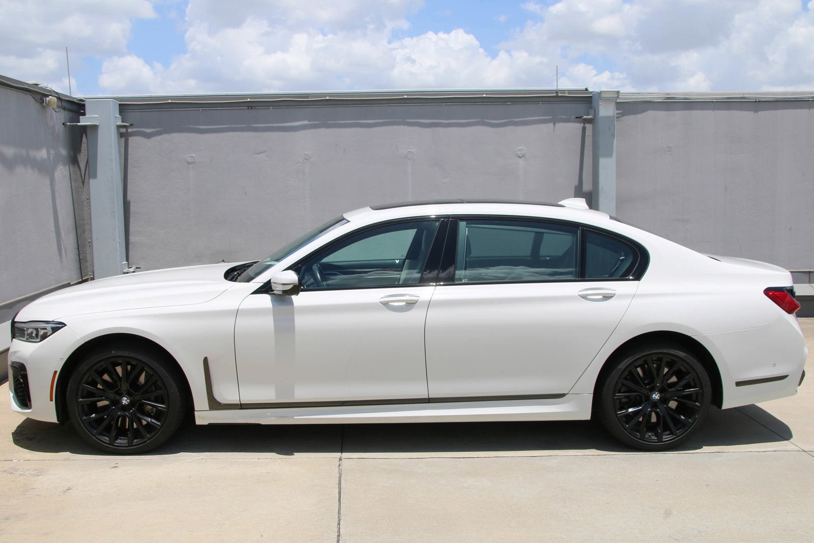 Used 2022 BMW 7 Series 750i with VIN WBA7U2C07NCJ26269 for sale in Sugar Land, TX