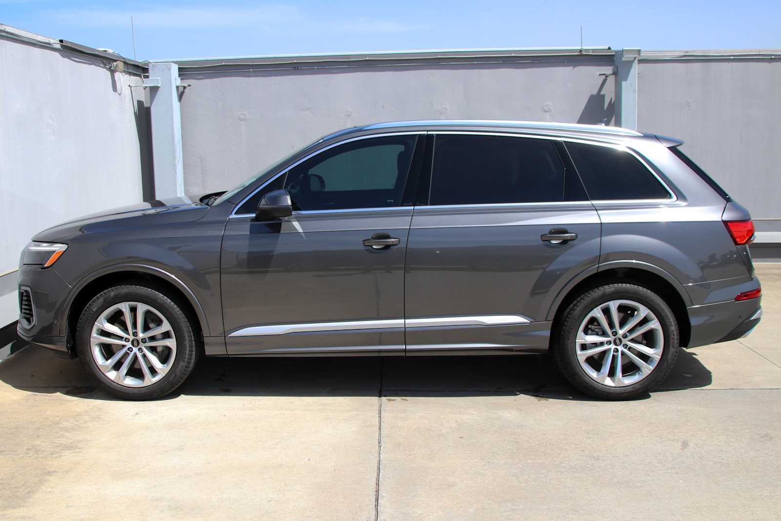 2025 Audi Q7 55 Premium Plus photo 2