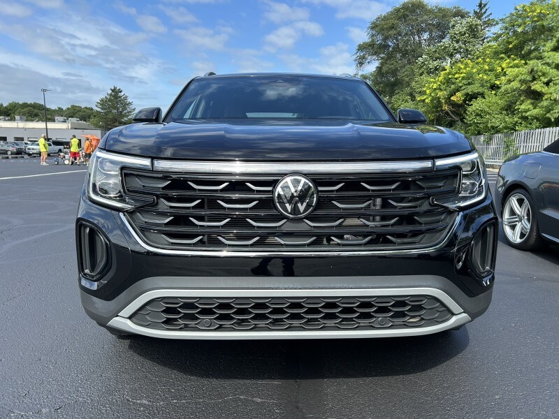 2024 Volkswagen Atlas Cross Sport SE photo 2