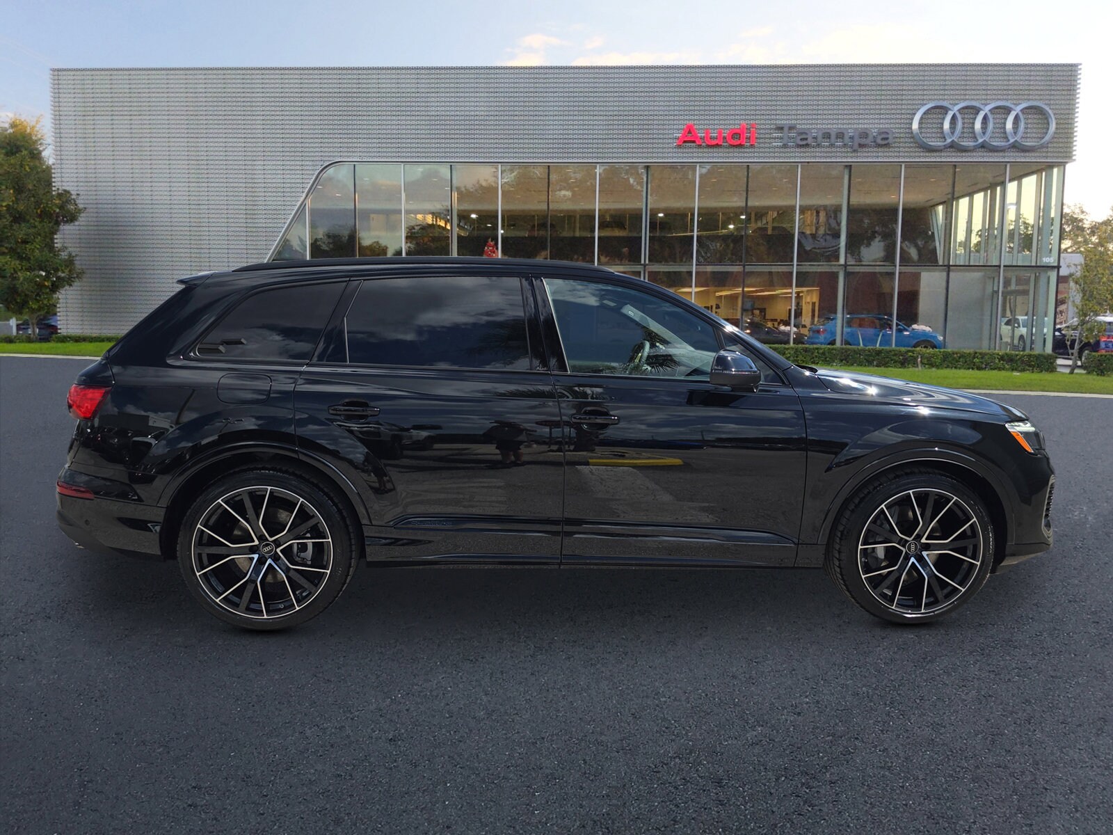 2025 Audi Q7 55 Prestige photo 3