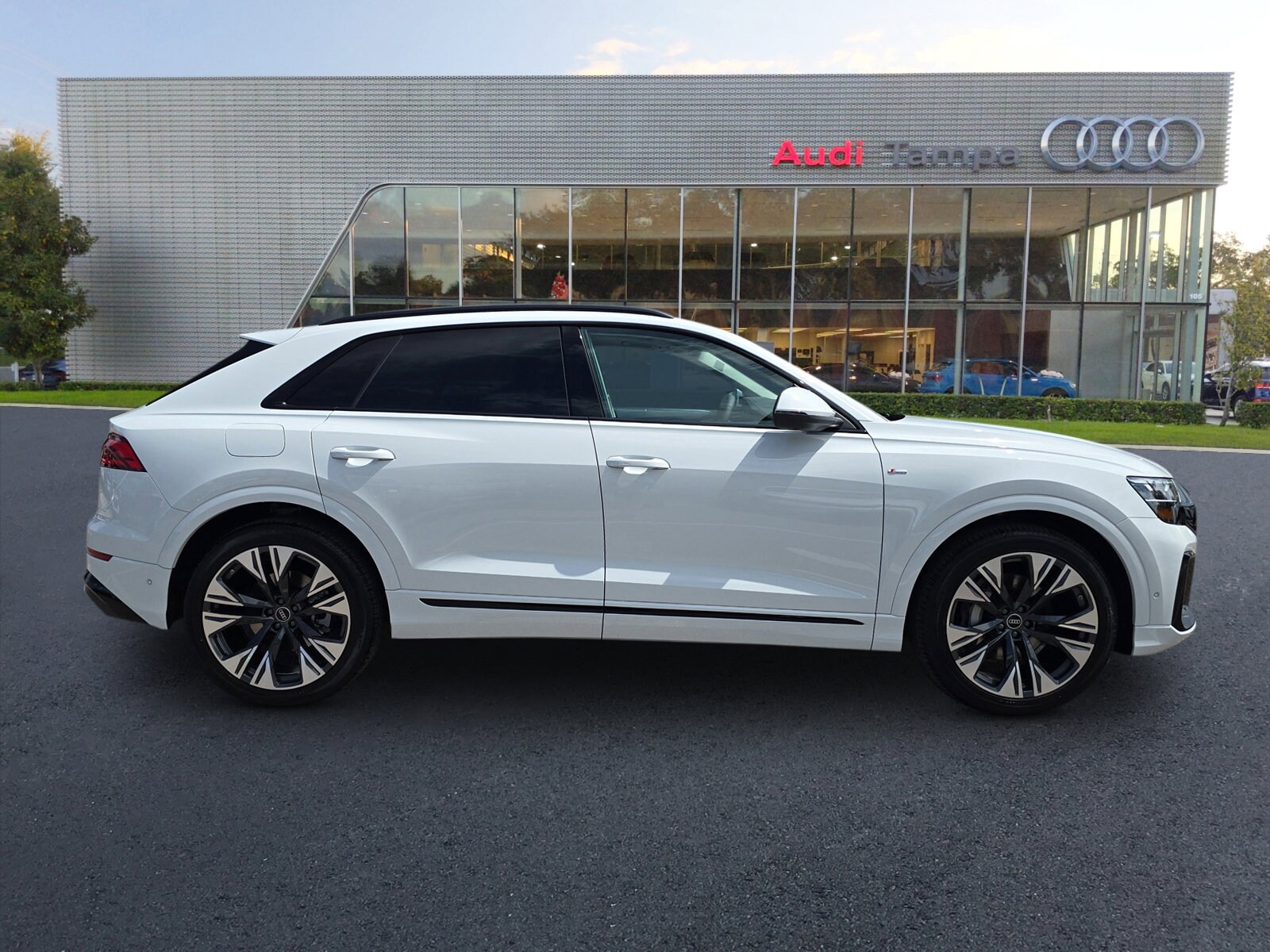 2025 Audi Q8 55 Premium Plus photo 3