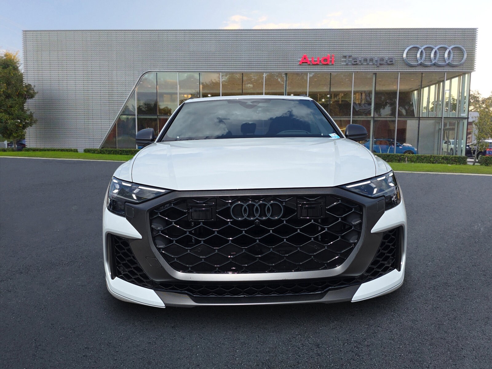 2025 Audi RS Q8 photo 2