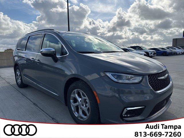 2023 Chrysler Pacifica Limited's photo