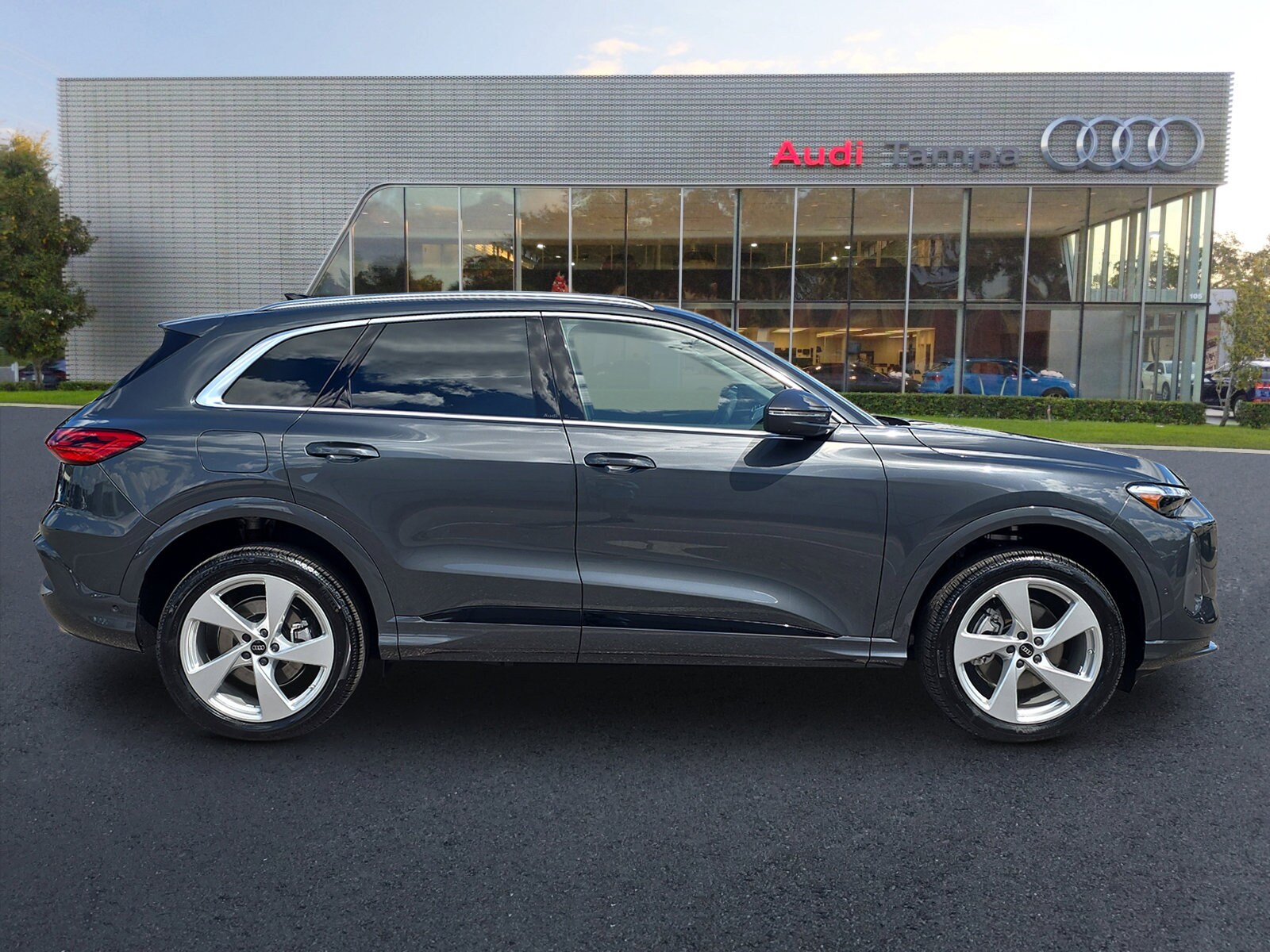 2025 Audi Q5 2.0T Premium Plus photo 3