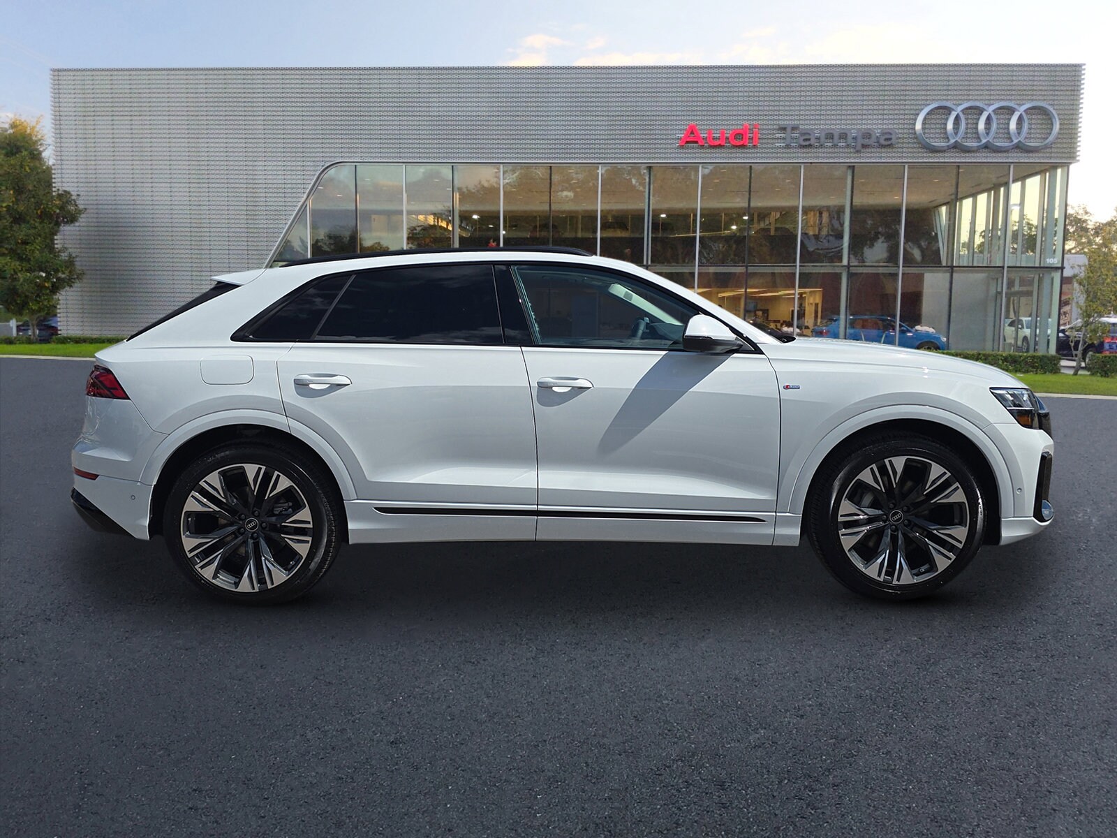 2025 Audi Q8 55 Premium Plus photo 3