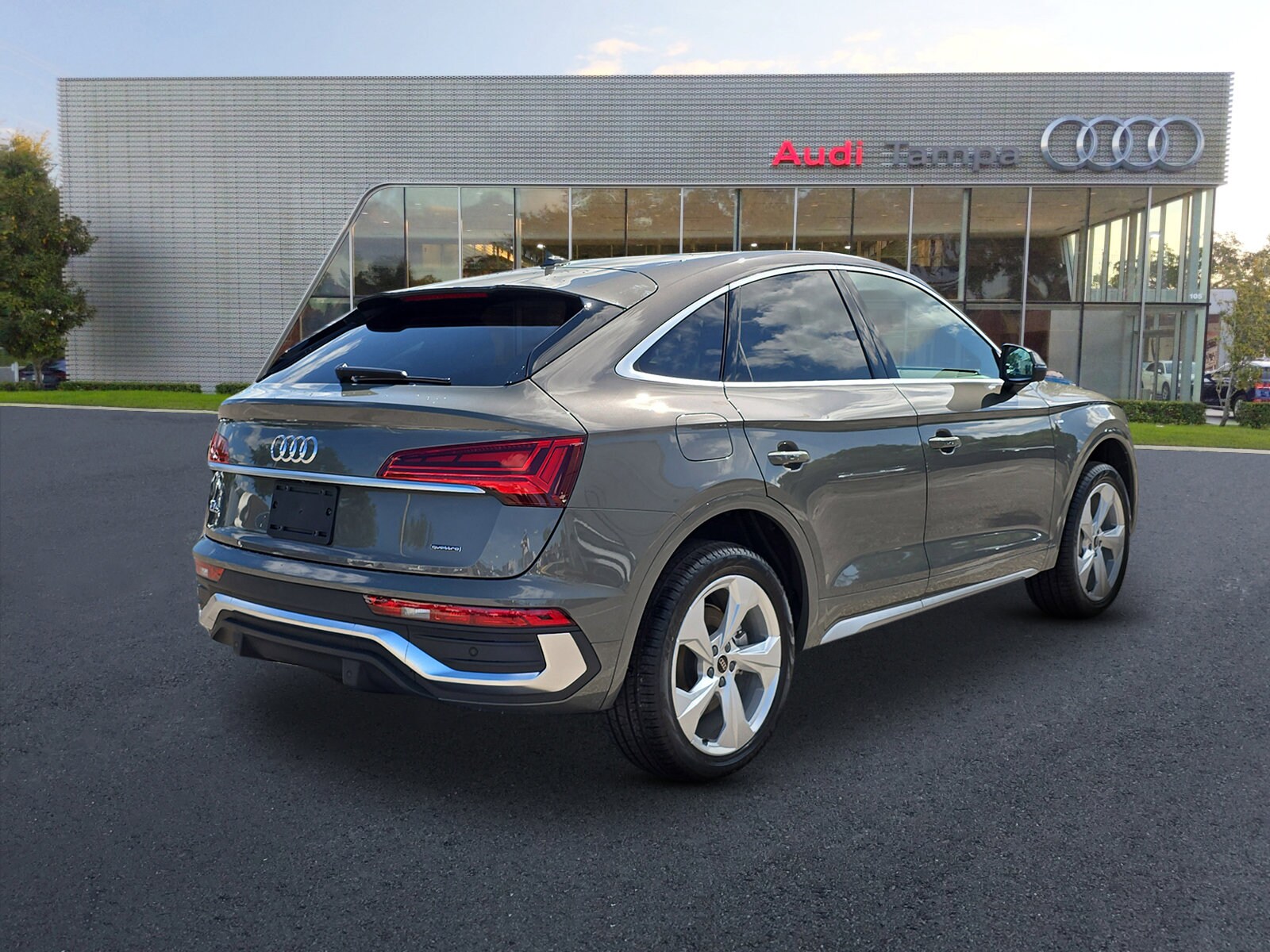 2025 Audi Q5 Sportback 45 S line Premium Plus photo 2