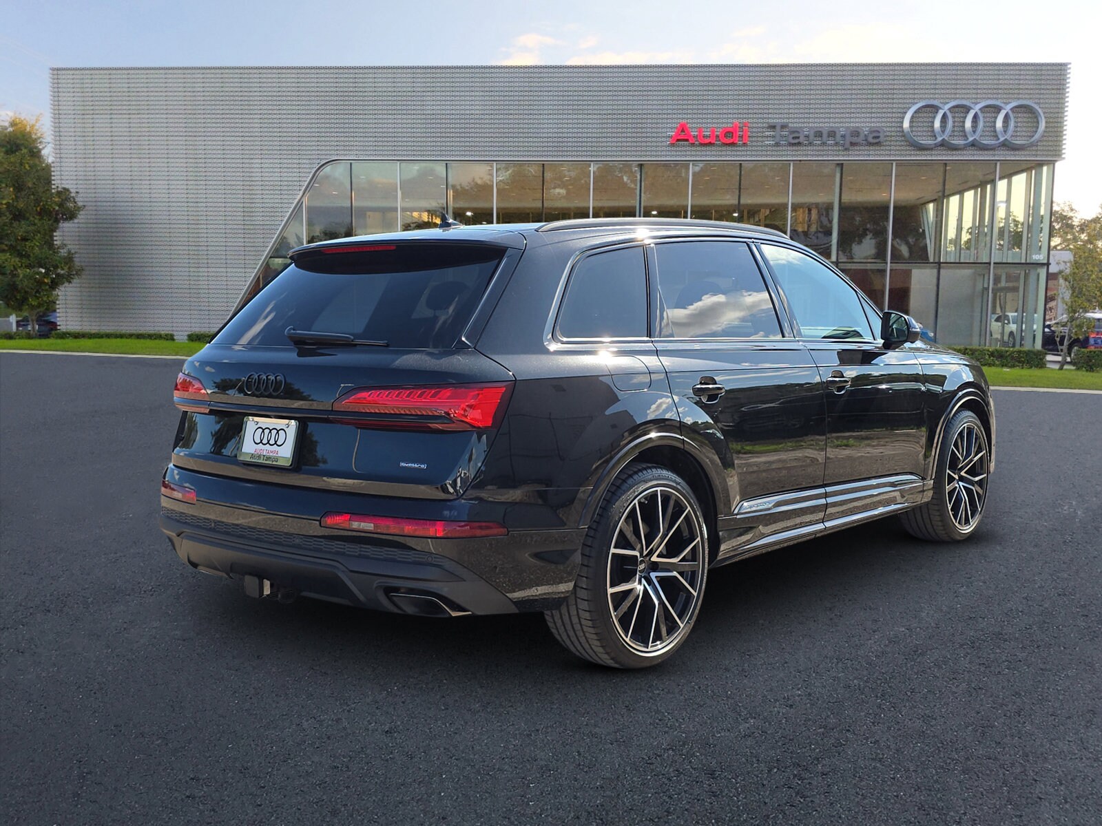 2025 Audi Q7 55 Prestige photo 4