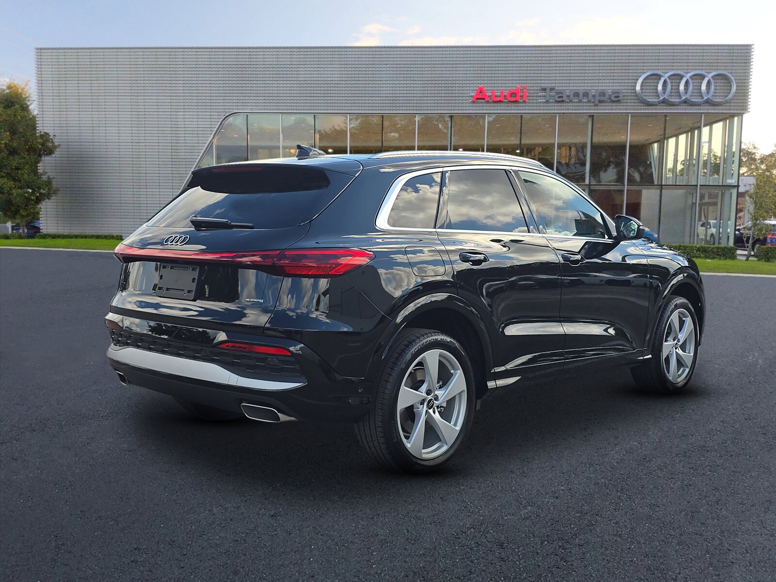 2025 Audi Q5 2.0T Premium Plus photo 3