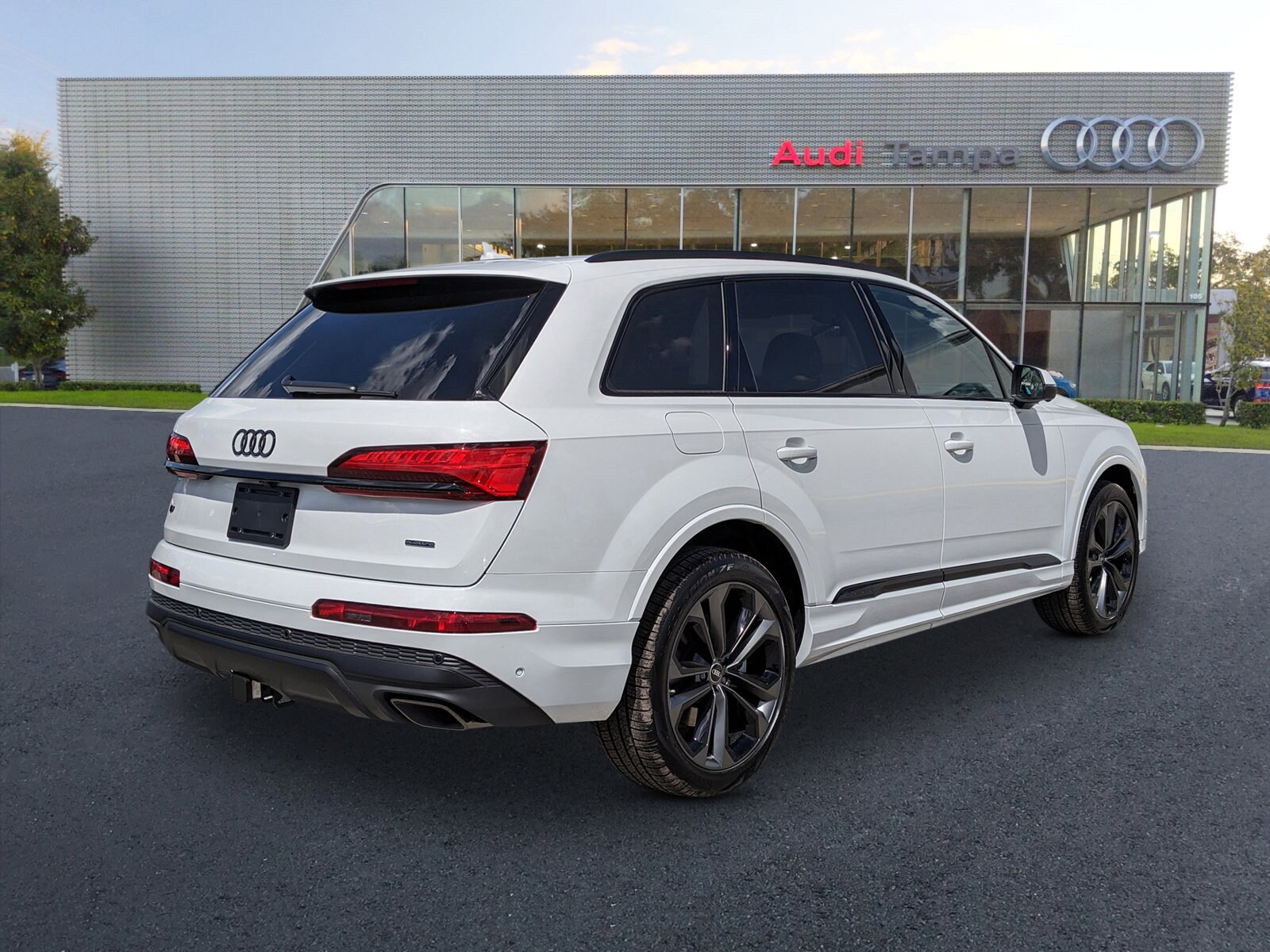 2025 Audi Q7 55 Premium Plus photo 4