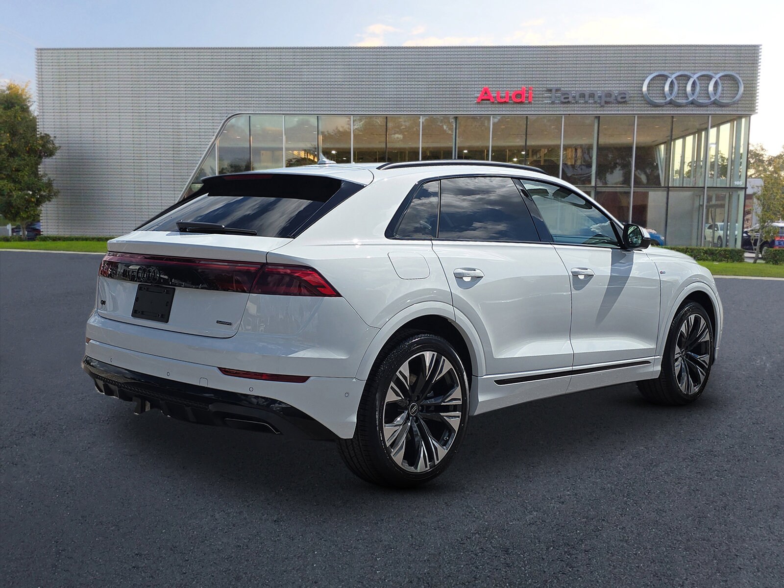 2025 Audi Q8 55 Premium Plus photo 4