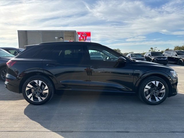 2022 Audi e-tron Premium photo 2