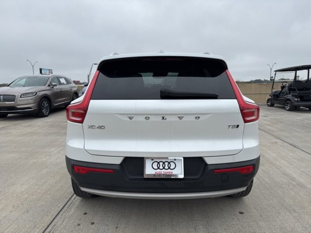 Used 2022 Volvo XC40 Momentum SUV