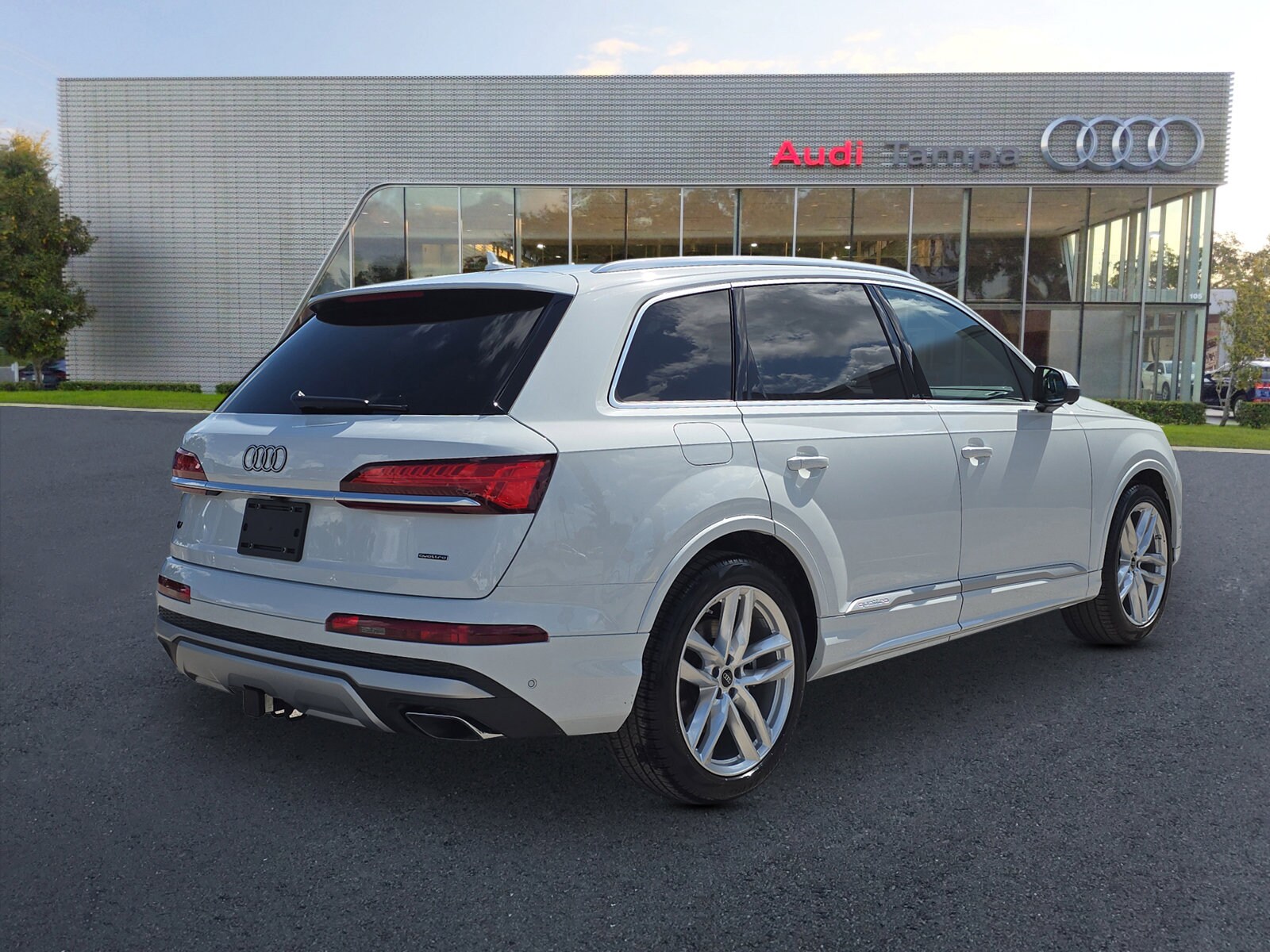 2025 Audi Q7 55 Premium Plus photo 2