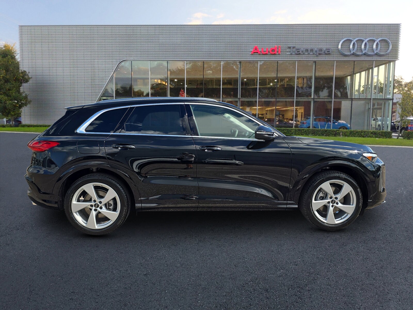 2025 Audi Q5 2.0T Prestige photo 2