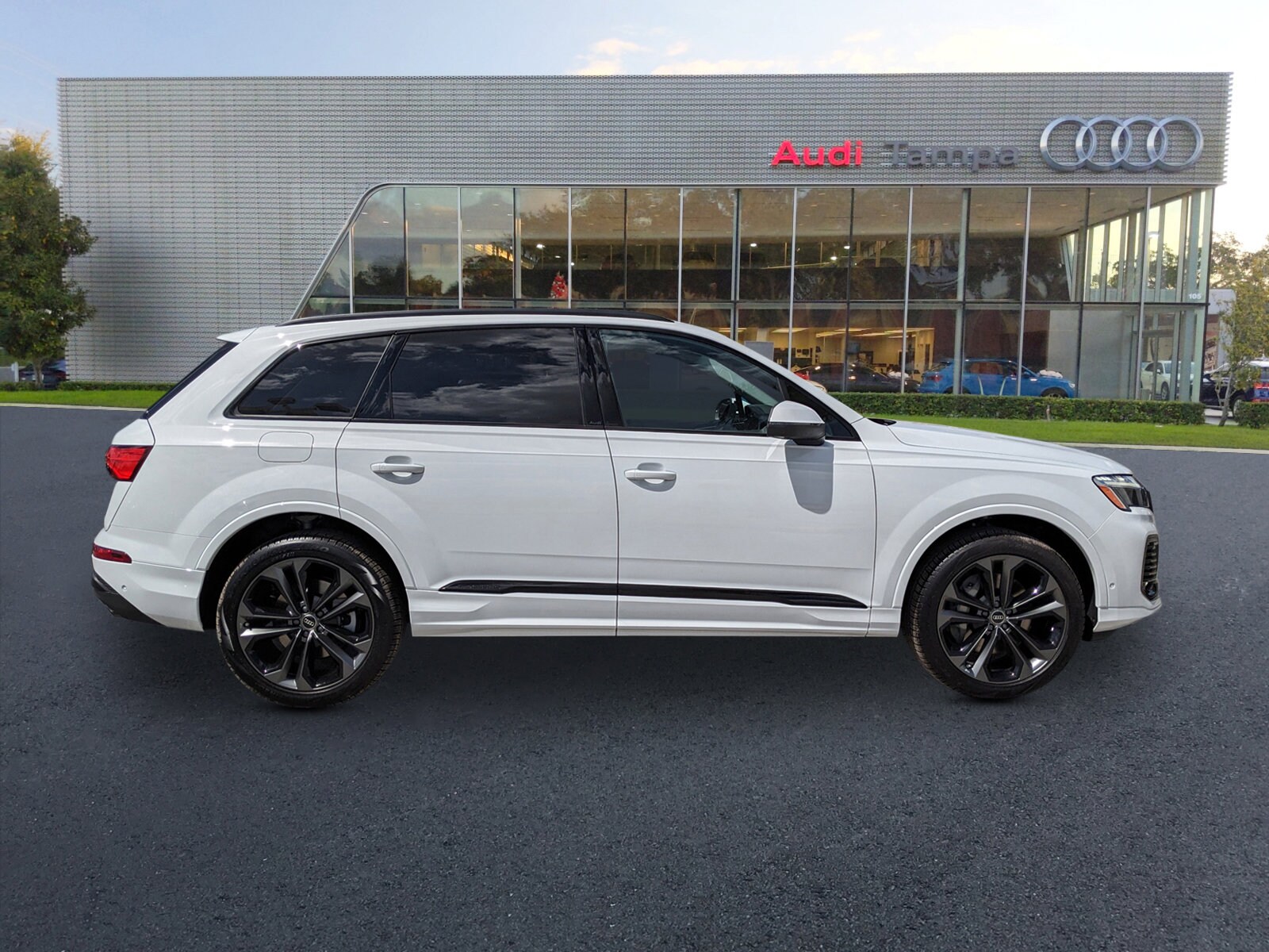 2025 Audi Q7 55 Premium Plus photo 3
