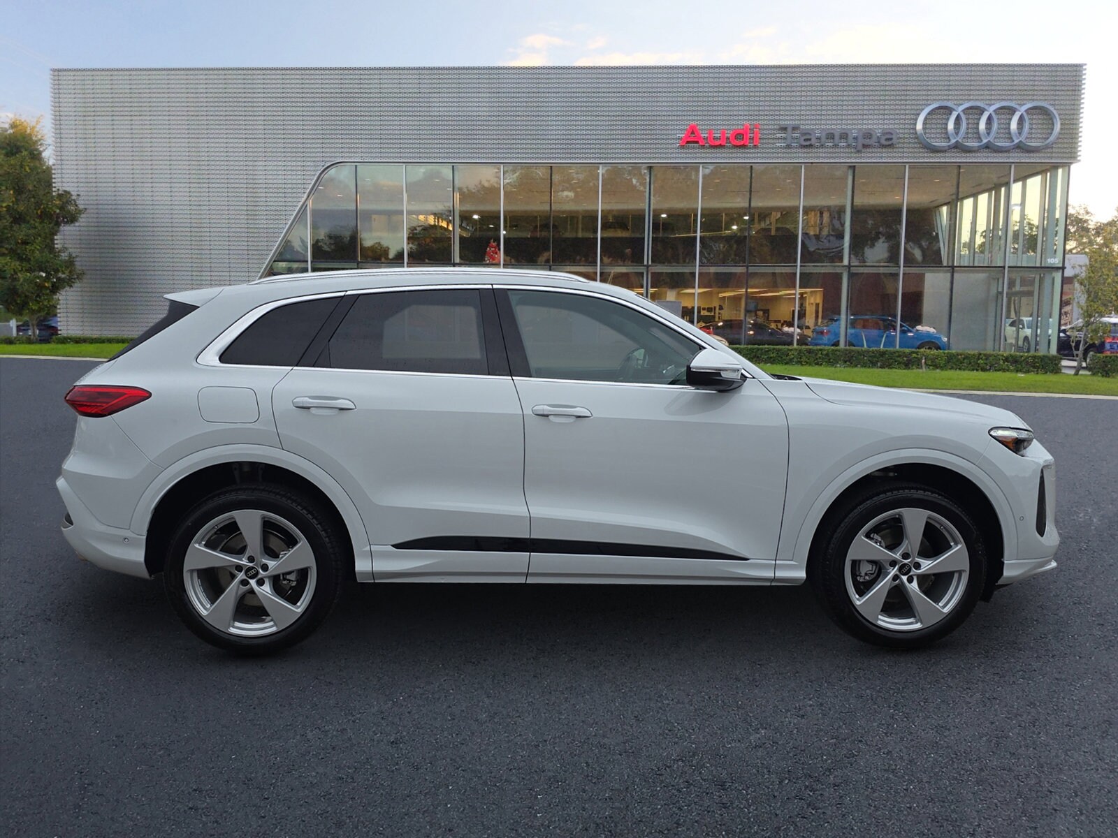 2025 Audi Q5 2.0T Premium Plus photo 3