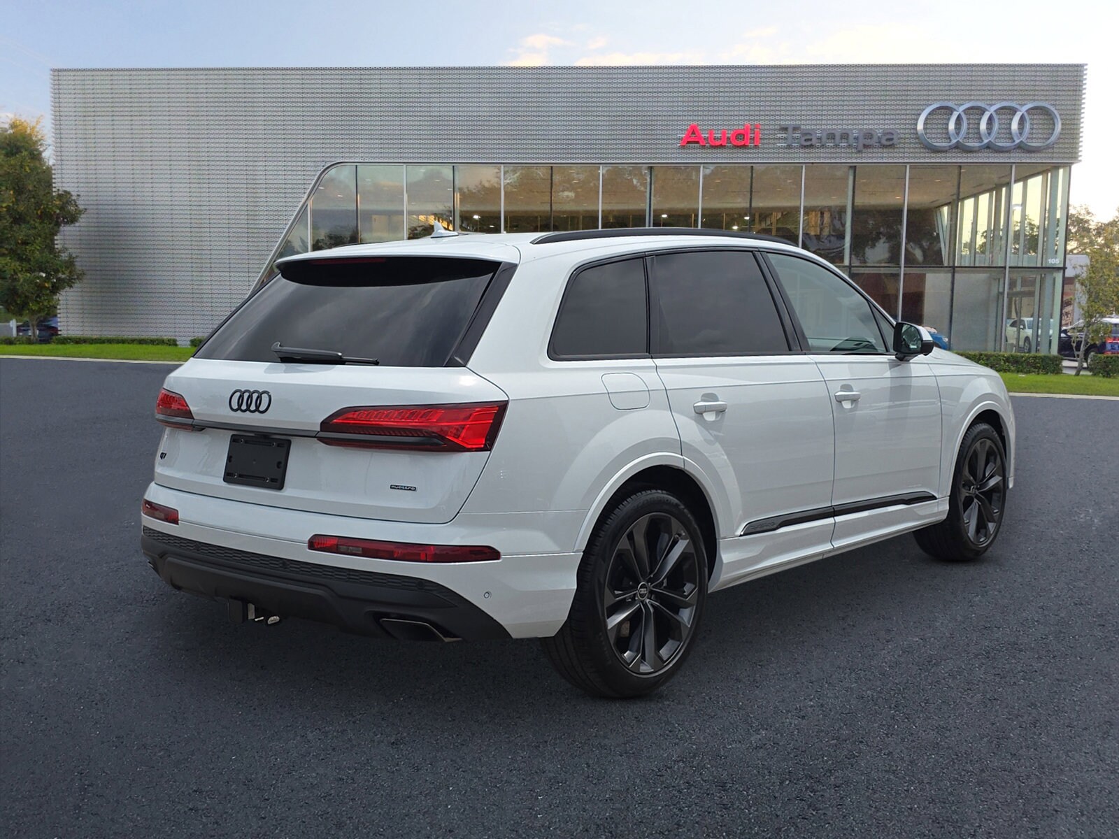 2025 Audi Q7 55 Prestige photo 3