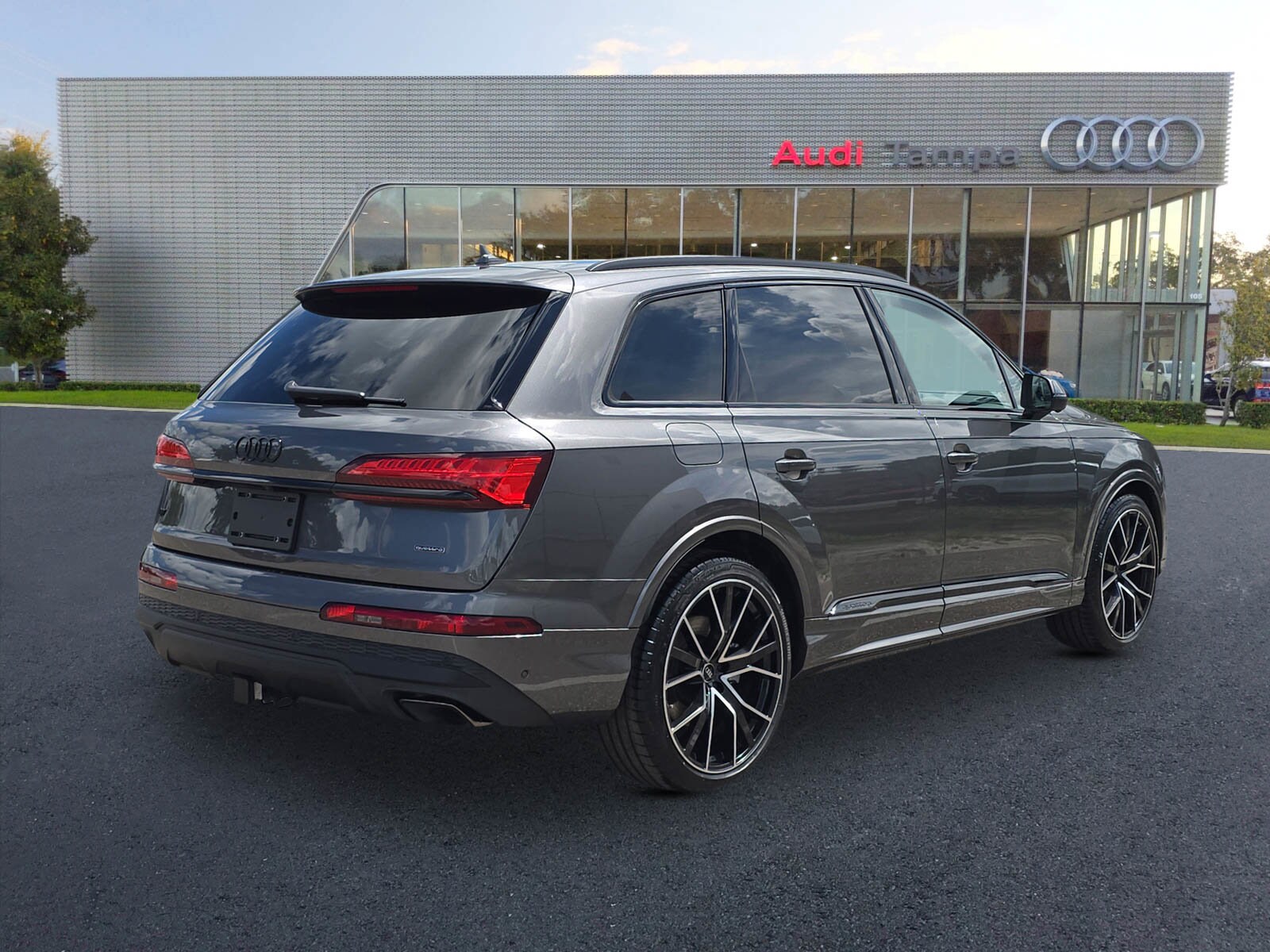 2025 Audi Q7 55 Prestige photo 4