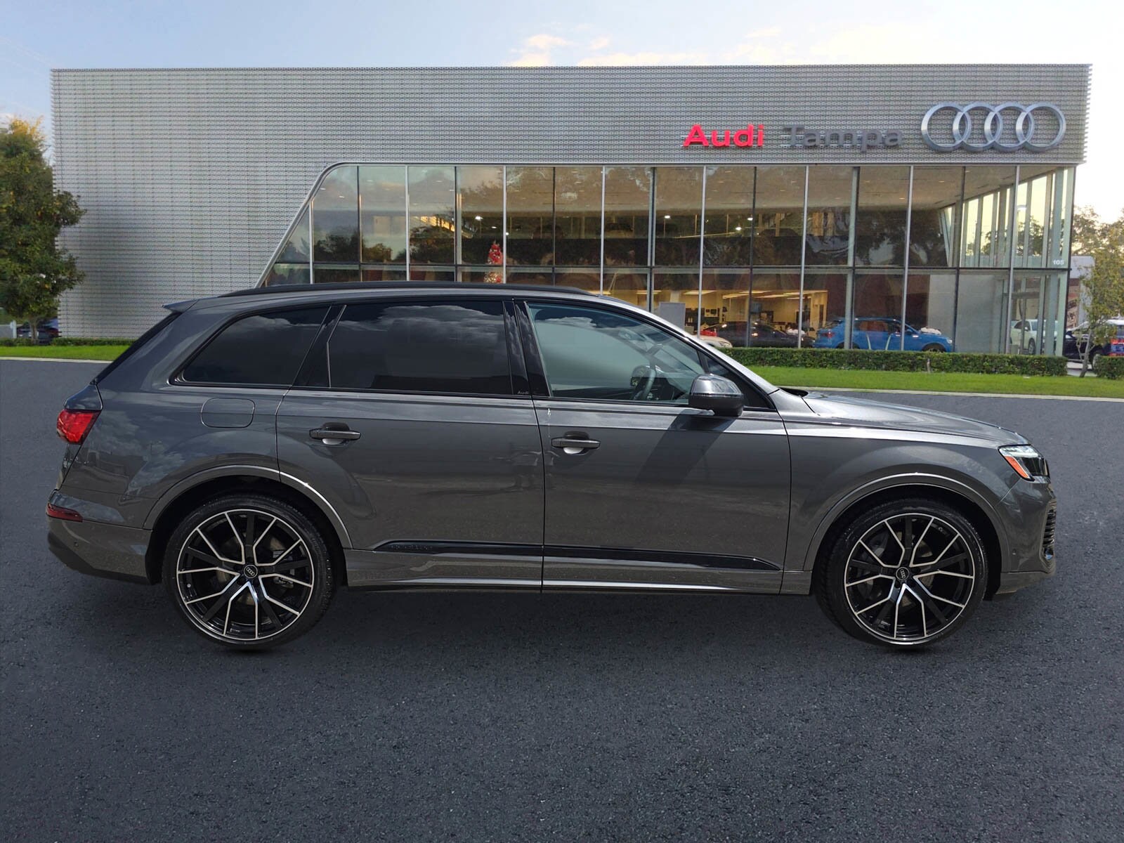 2025 Audi Q7 55 Prestige photo 3