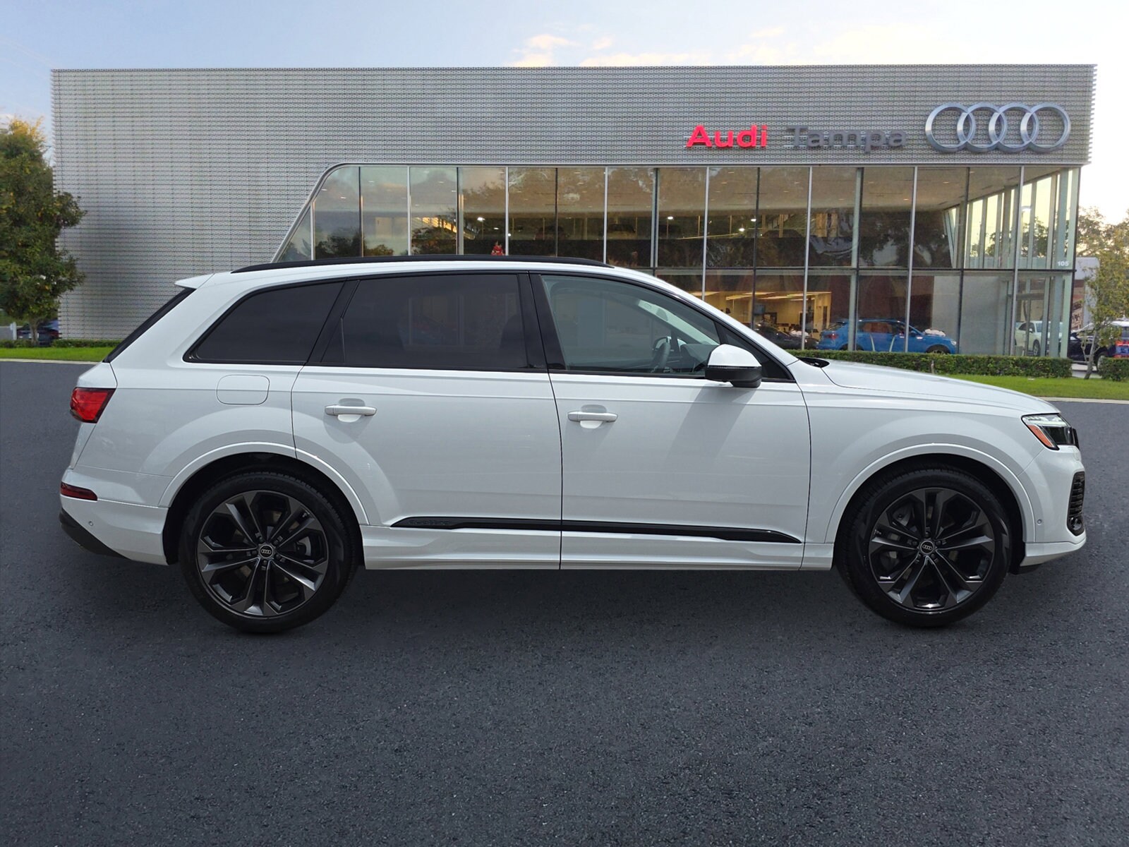 2025 Audi Q7 55 Prestige photo 2