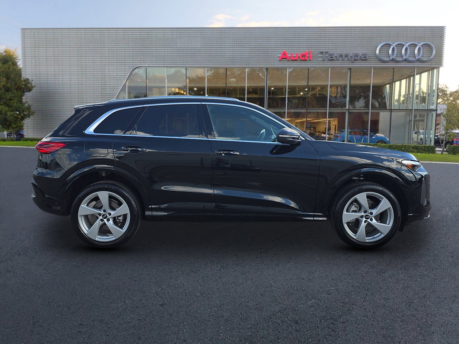2025 Audi Q5 2.0T Premium Plus photo 2