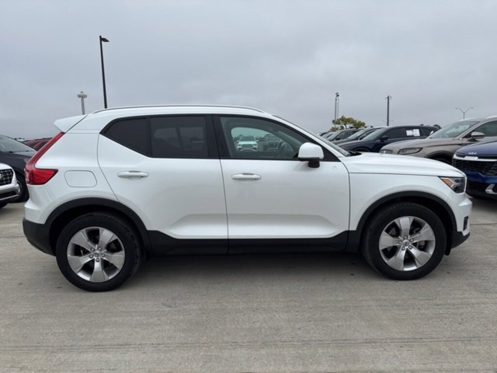 Used 2022 Volvo XC40 Momentum SUV