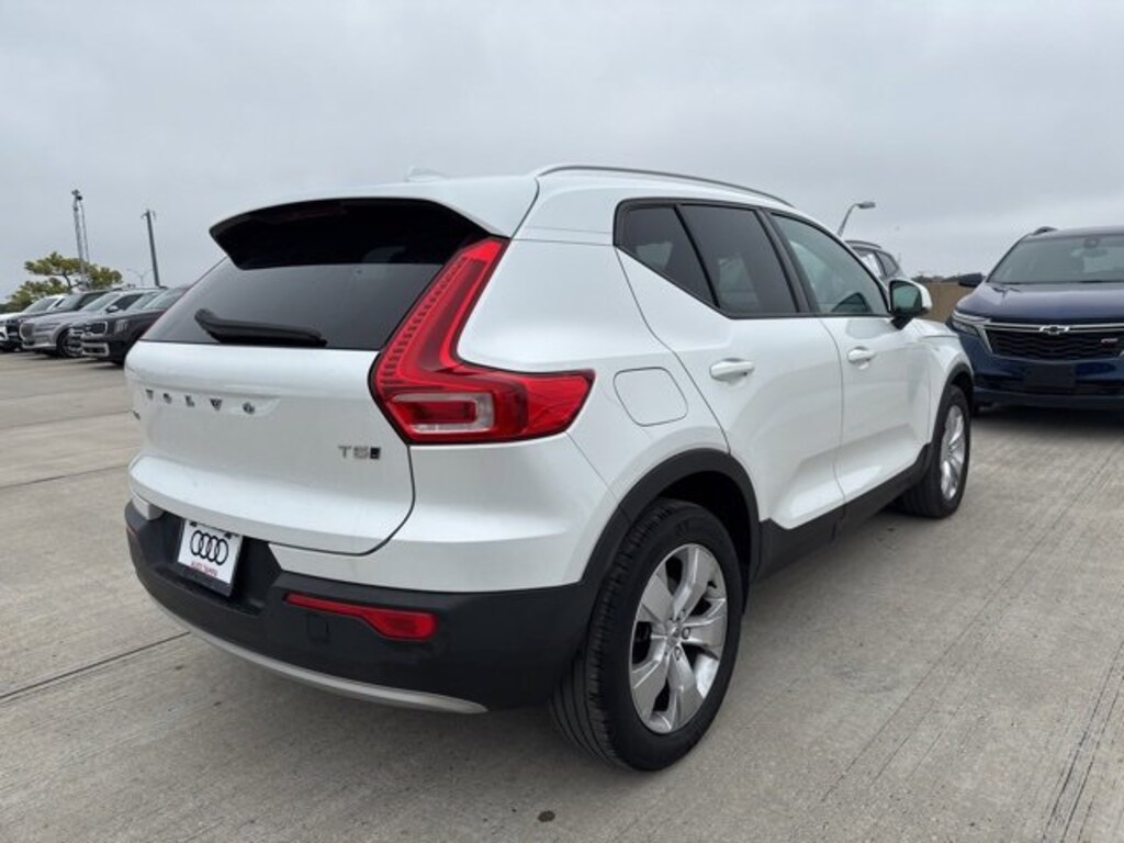 Used 2022 Volvo XC40 Momentum SUV
