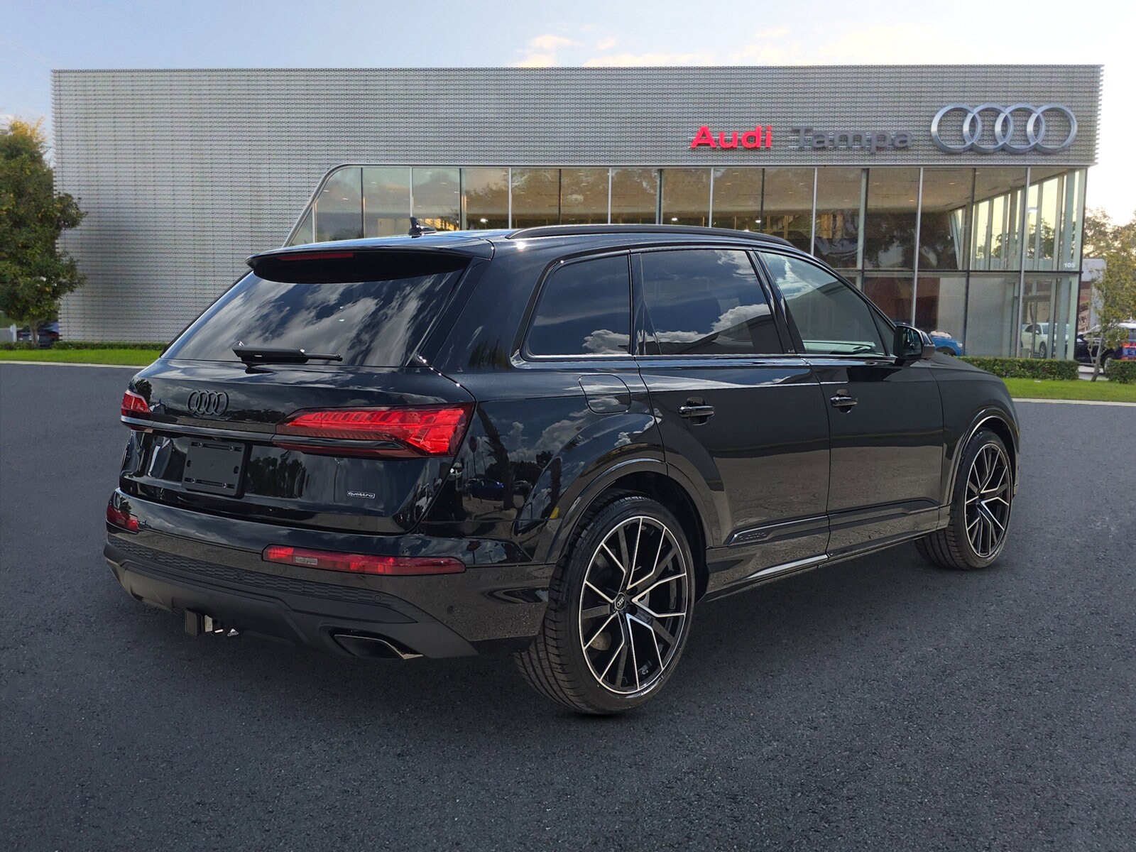 2025 Audi Q7 55 Prestige photo 4