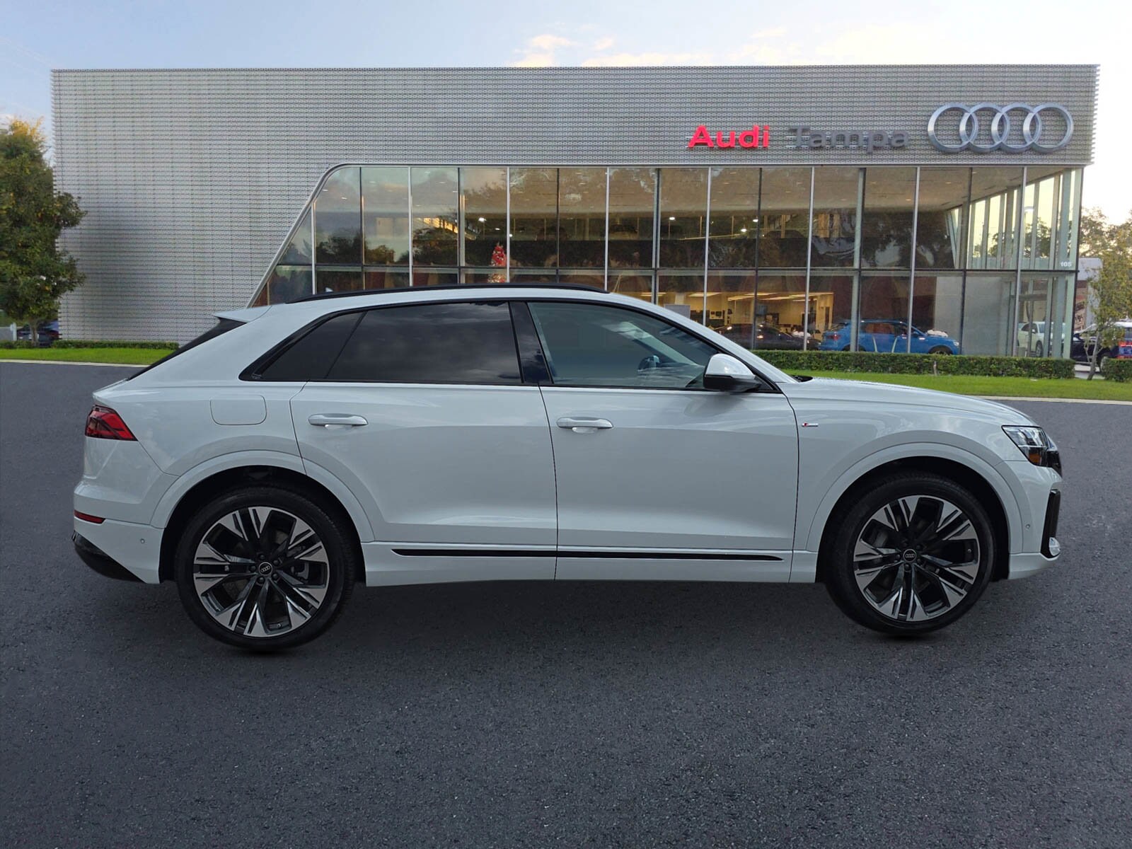 2025 Audi Q8 55 Premium Plus photo 2