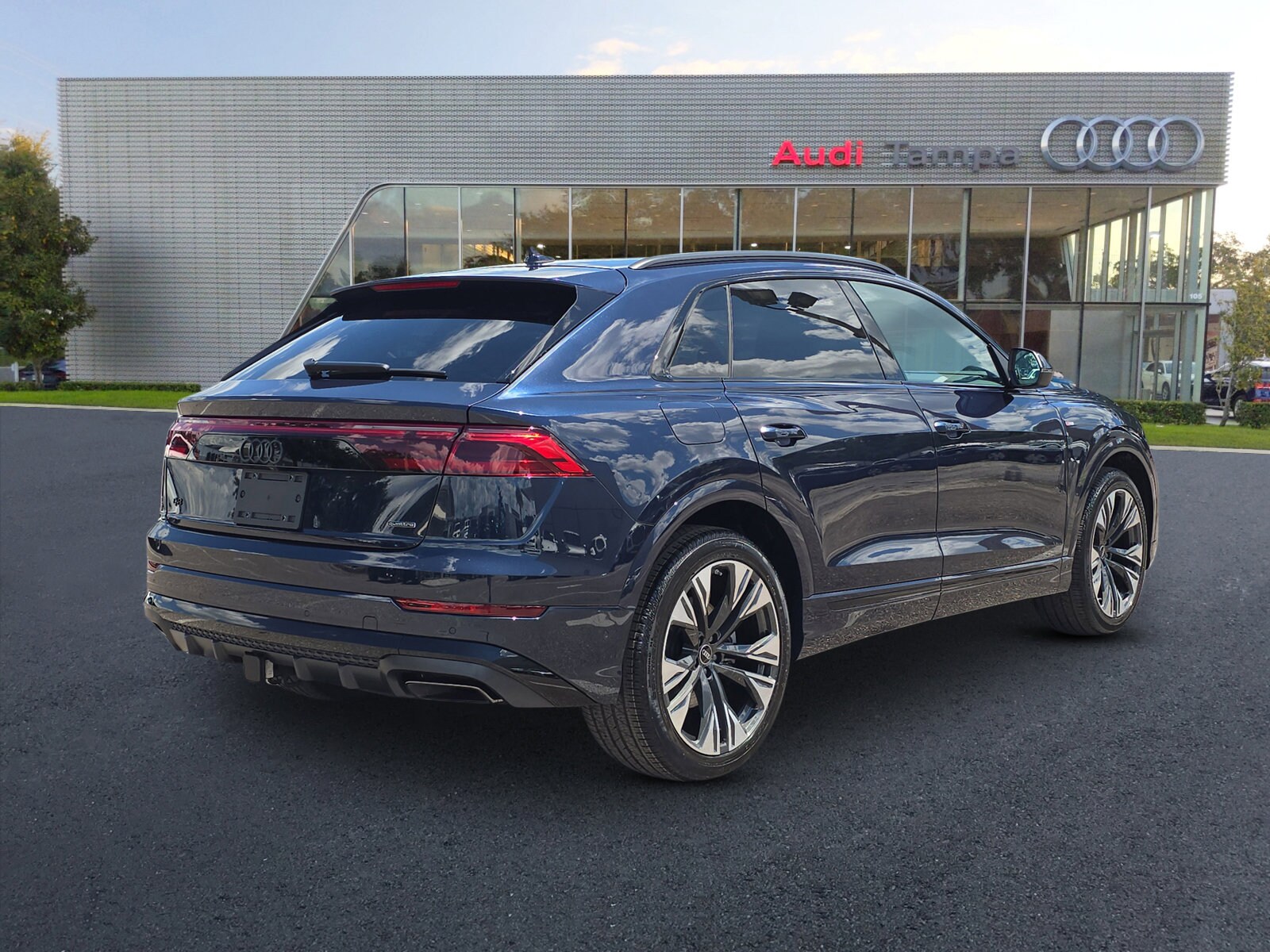 2025 Audi Q8 55 Premium Plus photo 4