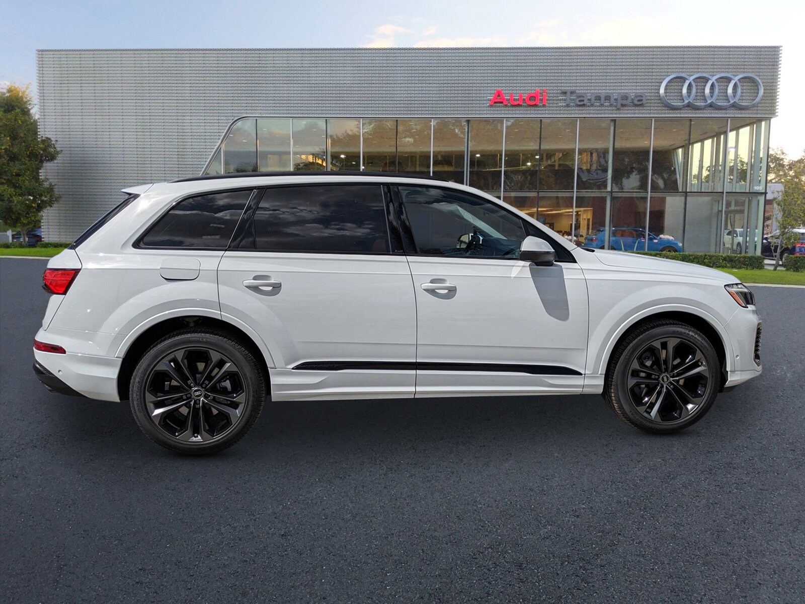 2025 Audi Q7 55 Premium Plus photo 2