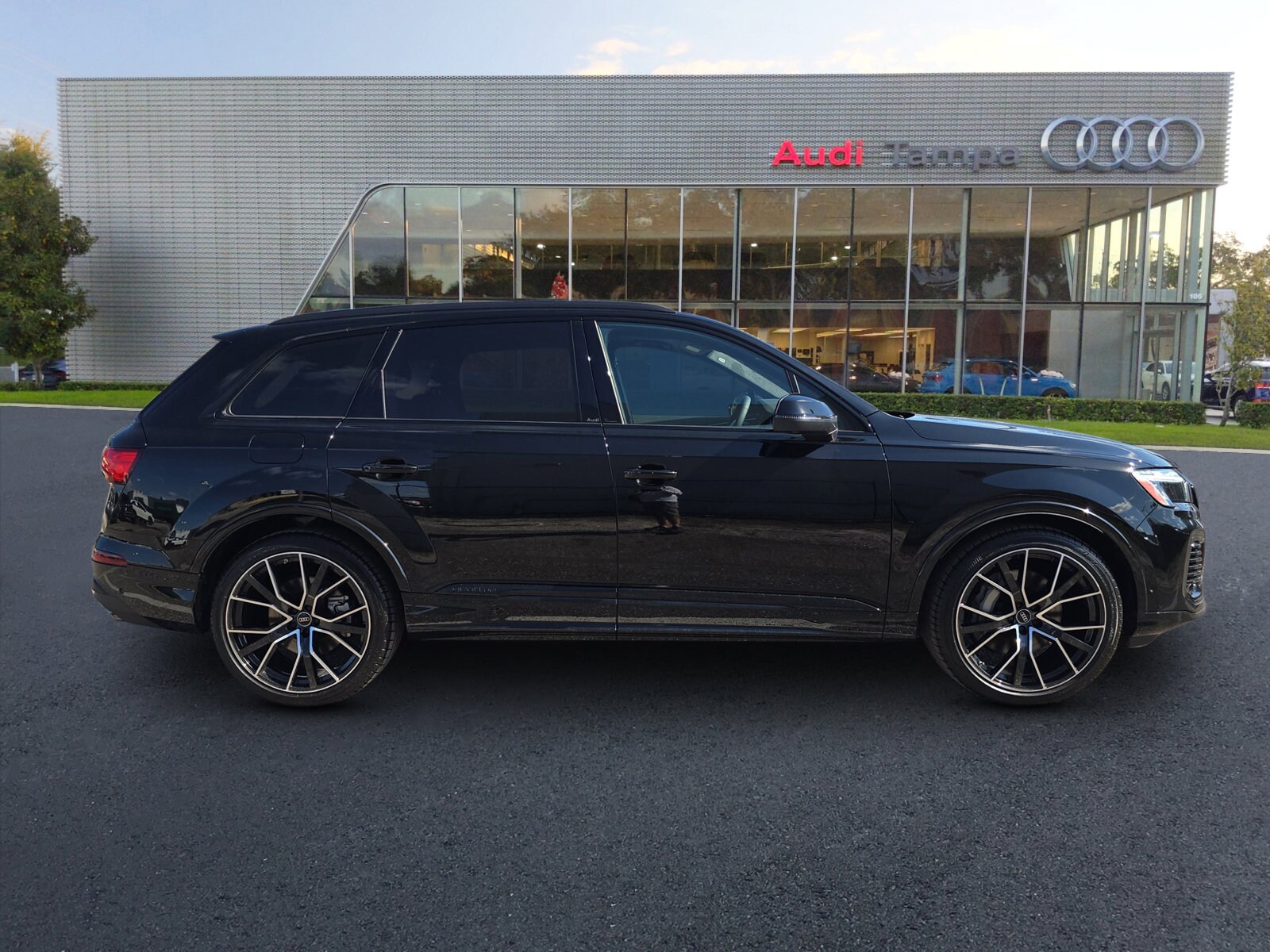 2025 Audi Q7 55 Prestige photo 3