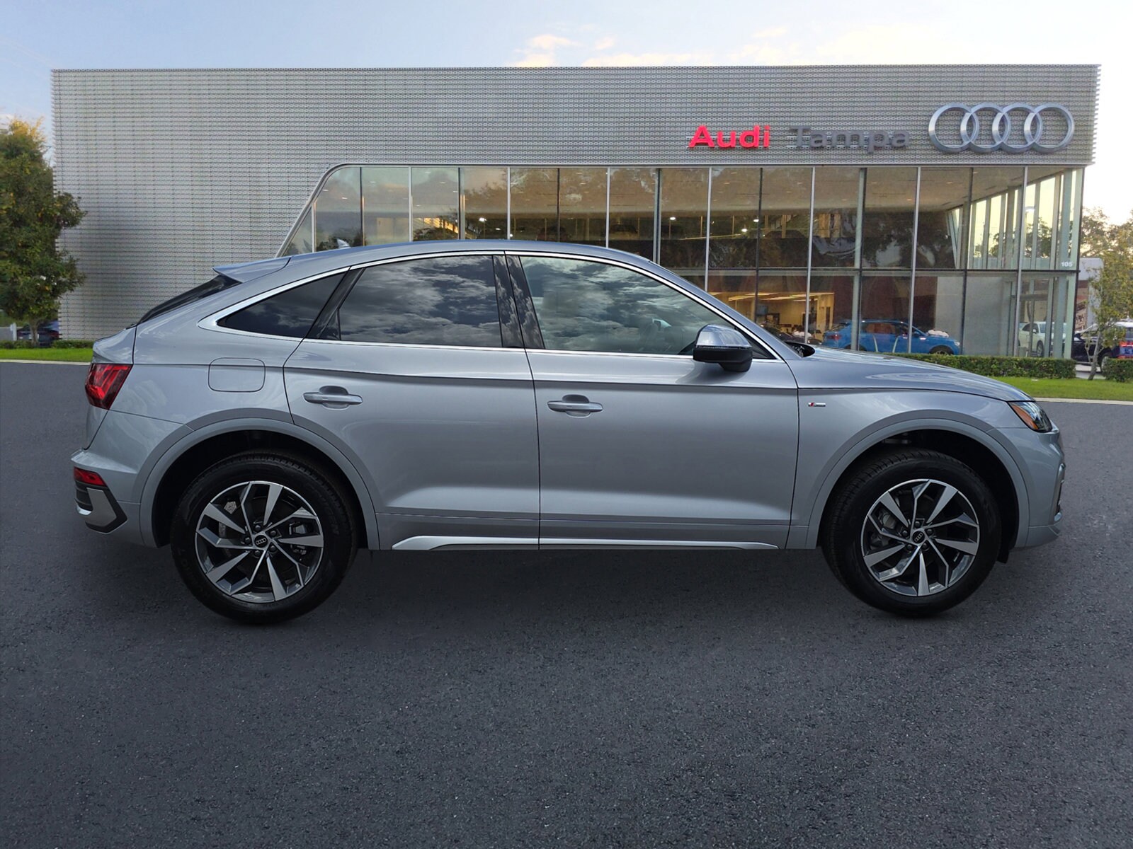 2025 Audi Q5 Sportback 45 S line Premium Plus photo 2