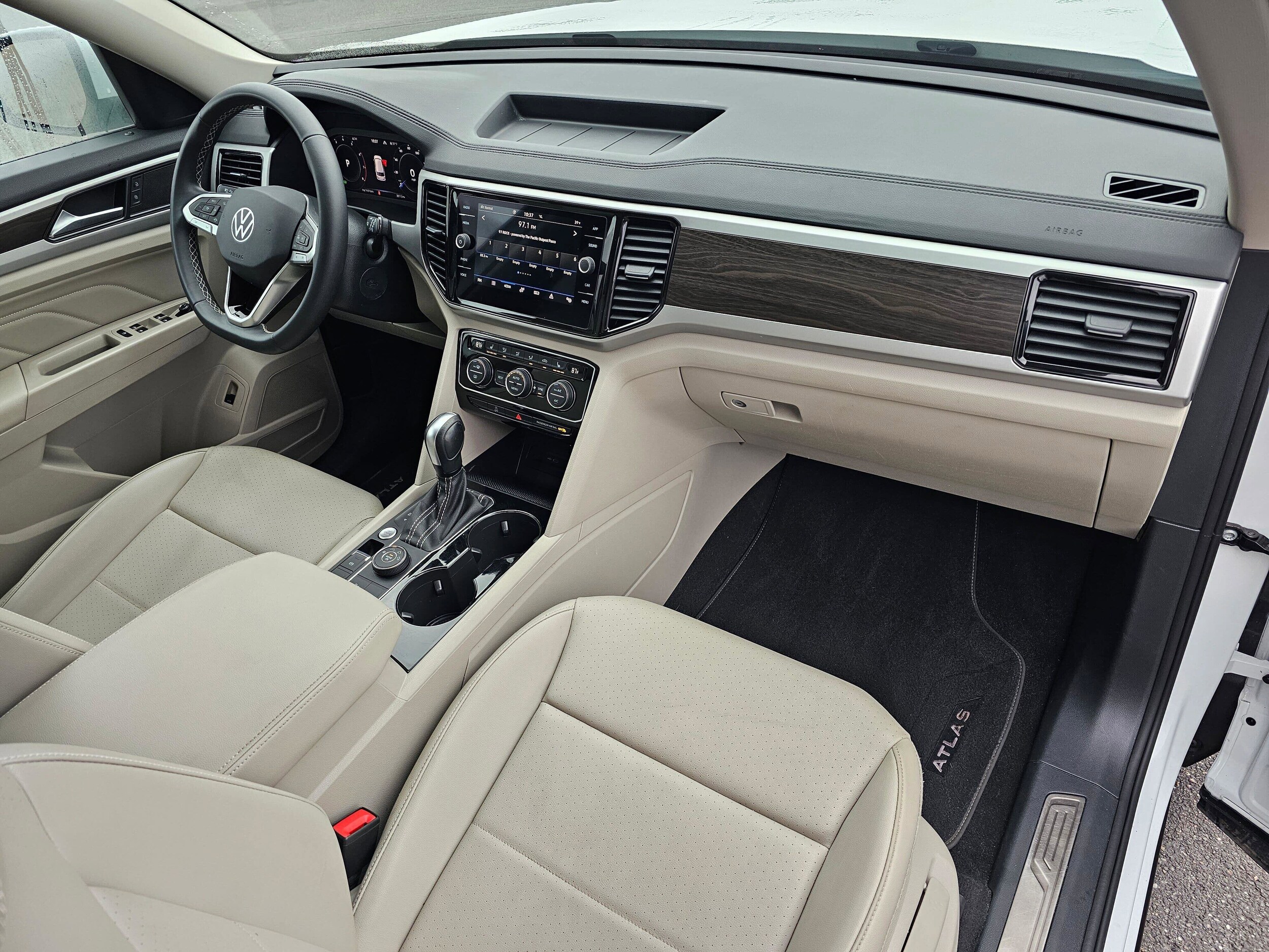 Used 2023 Pure White Volkswagen 2.0T SE w/Technology image 17