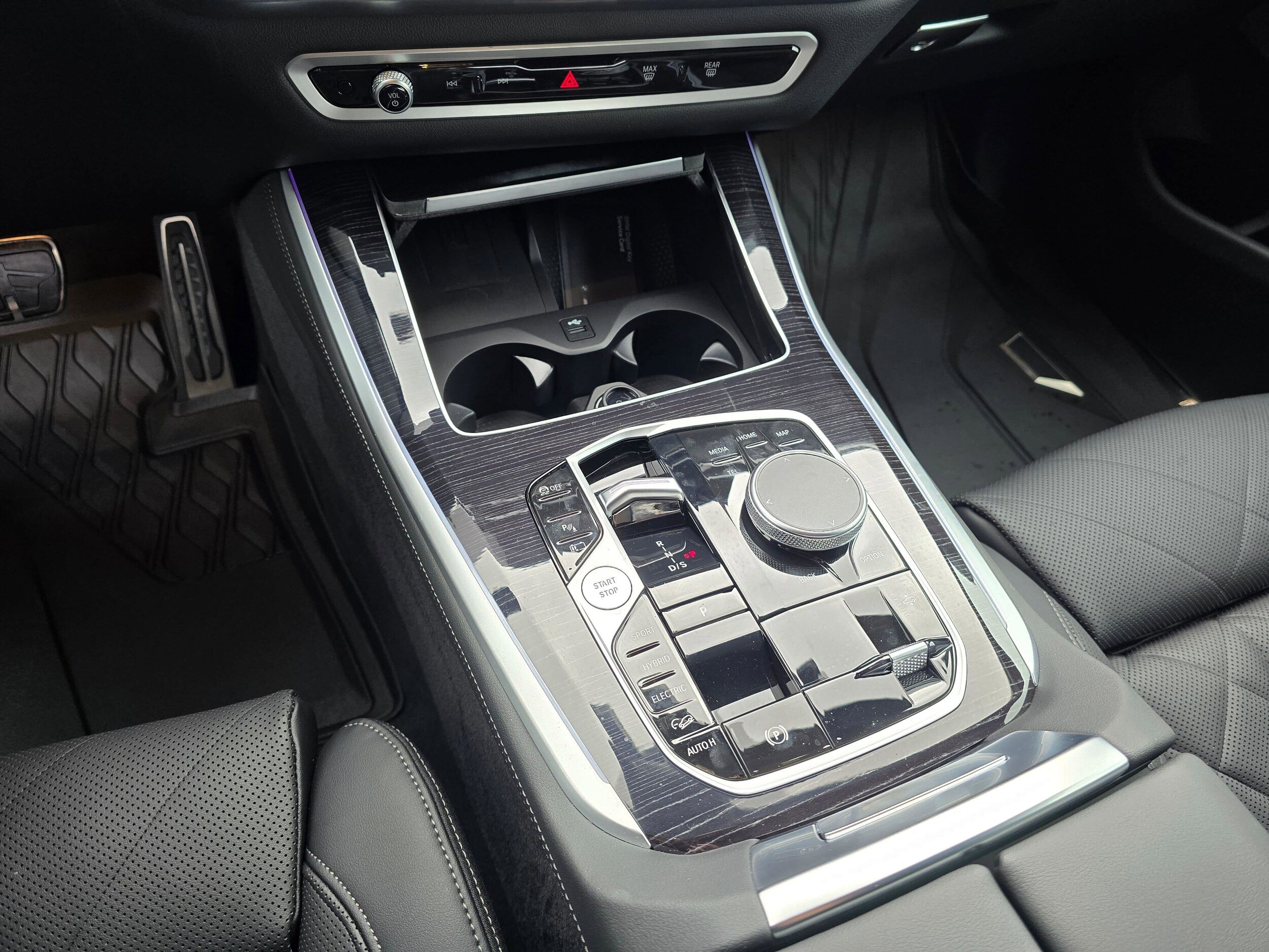 Used 2026 Mineral White Metallic BMW xDrive50e image 22