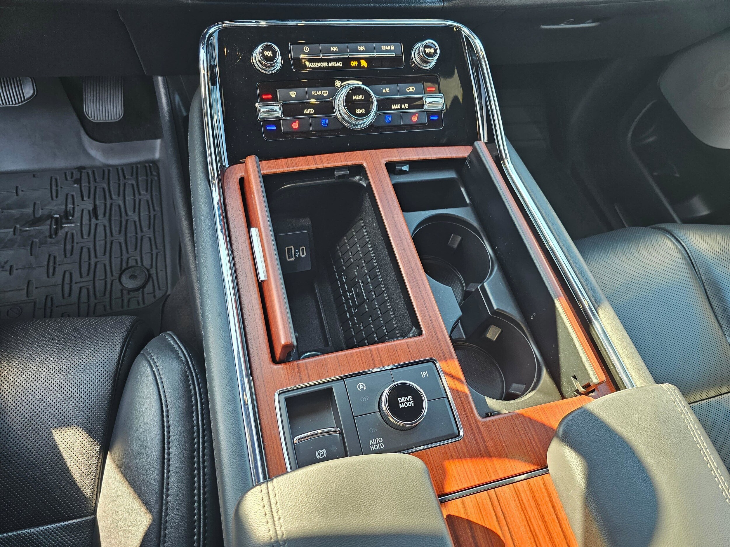 Used 2024 Infinite Black Metallic Clearcoat Lincoln Reserve image 22