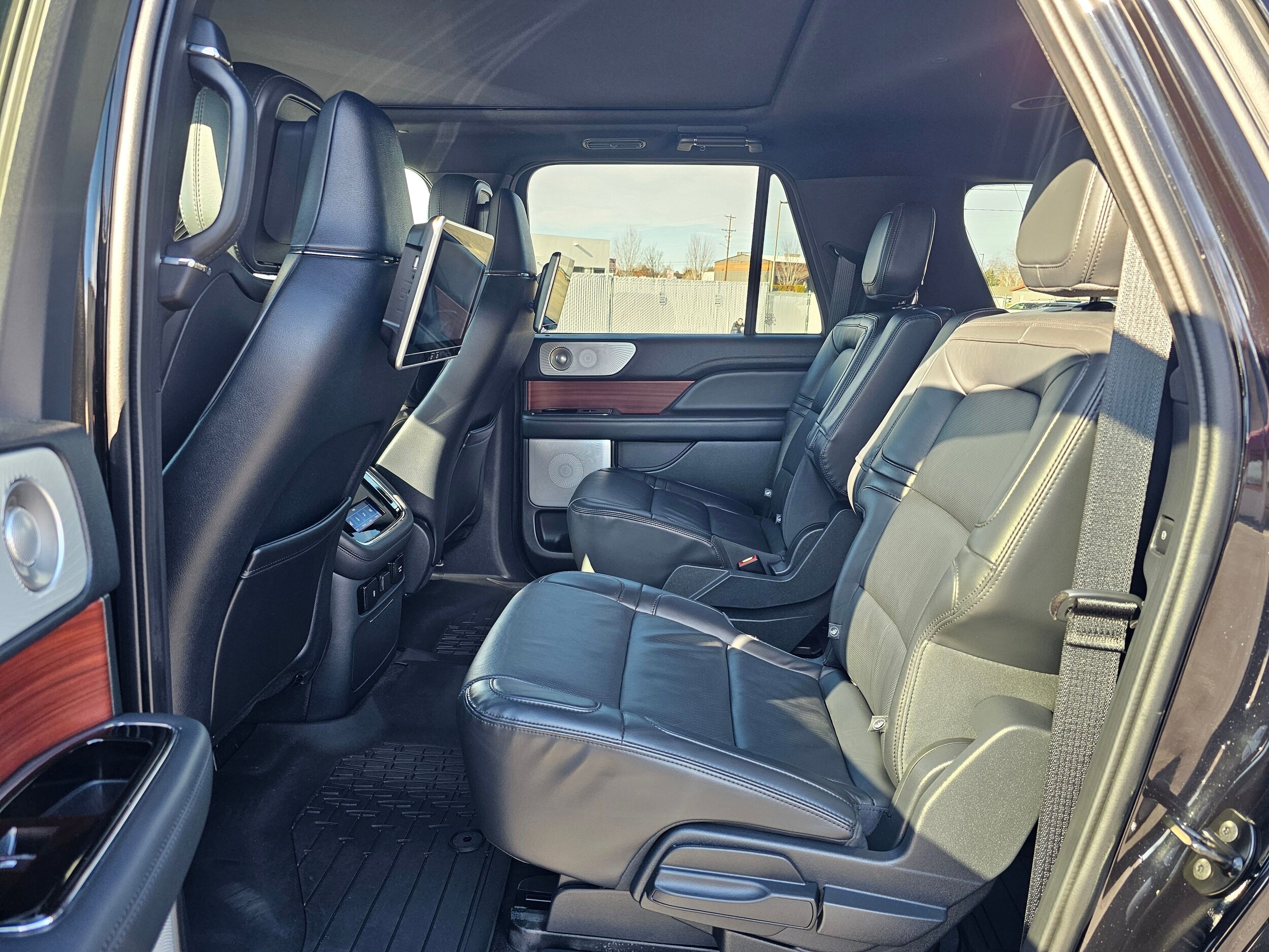 Used 2024 Infinite Black Metallic Clearcoat Lincoln Reserve image 44