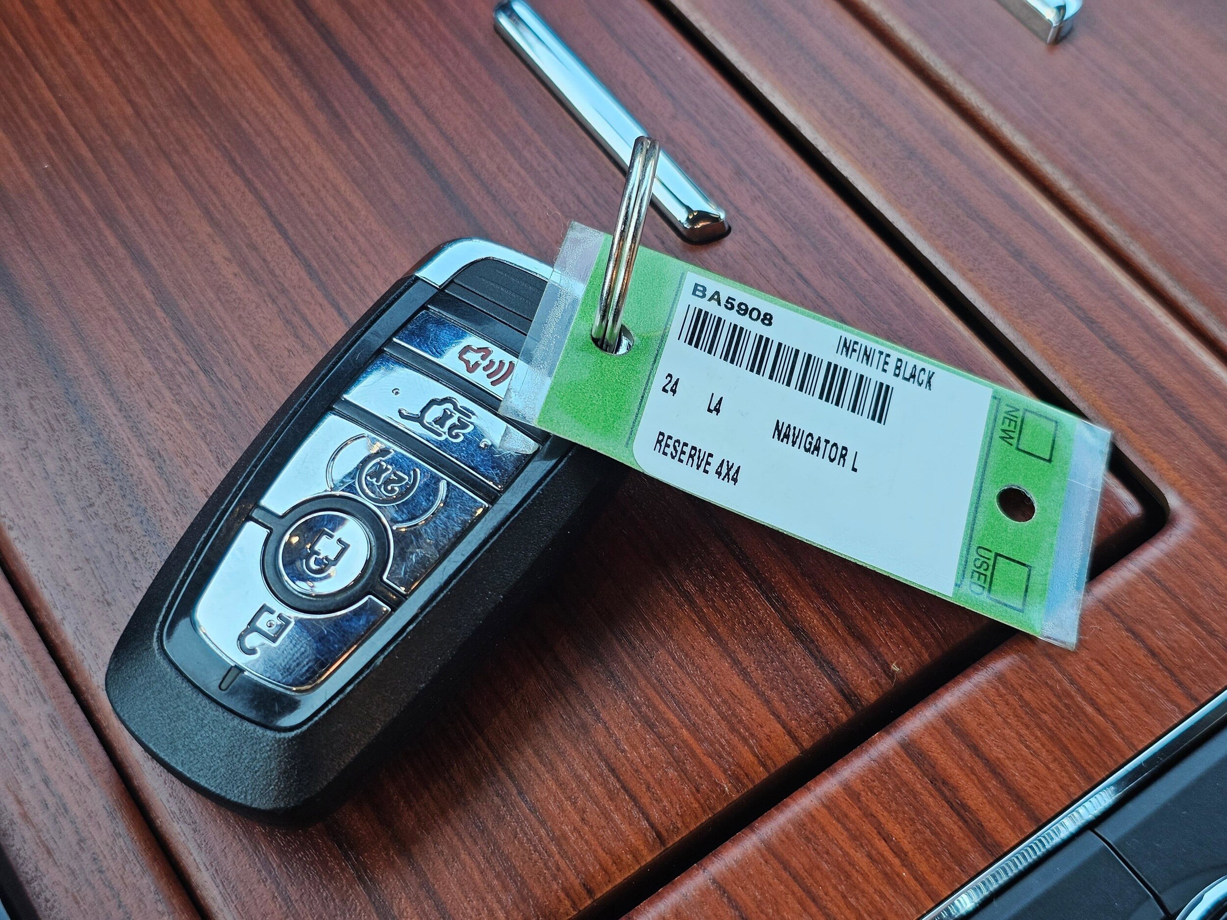 Used 2024 Infinite Black Metallic Clearcoat Lincoln Reserve image 31