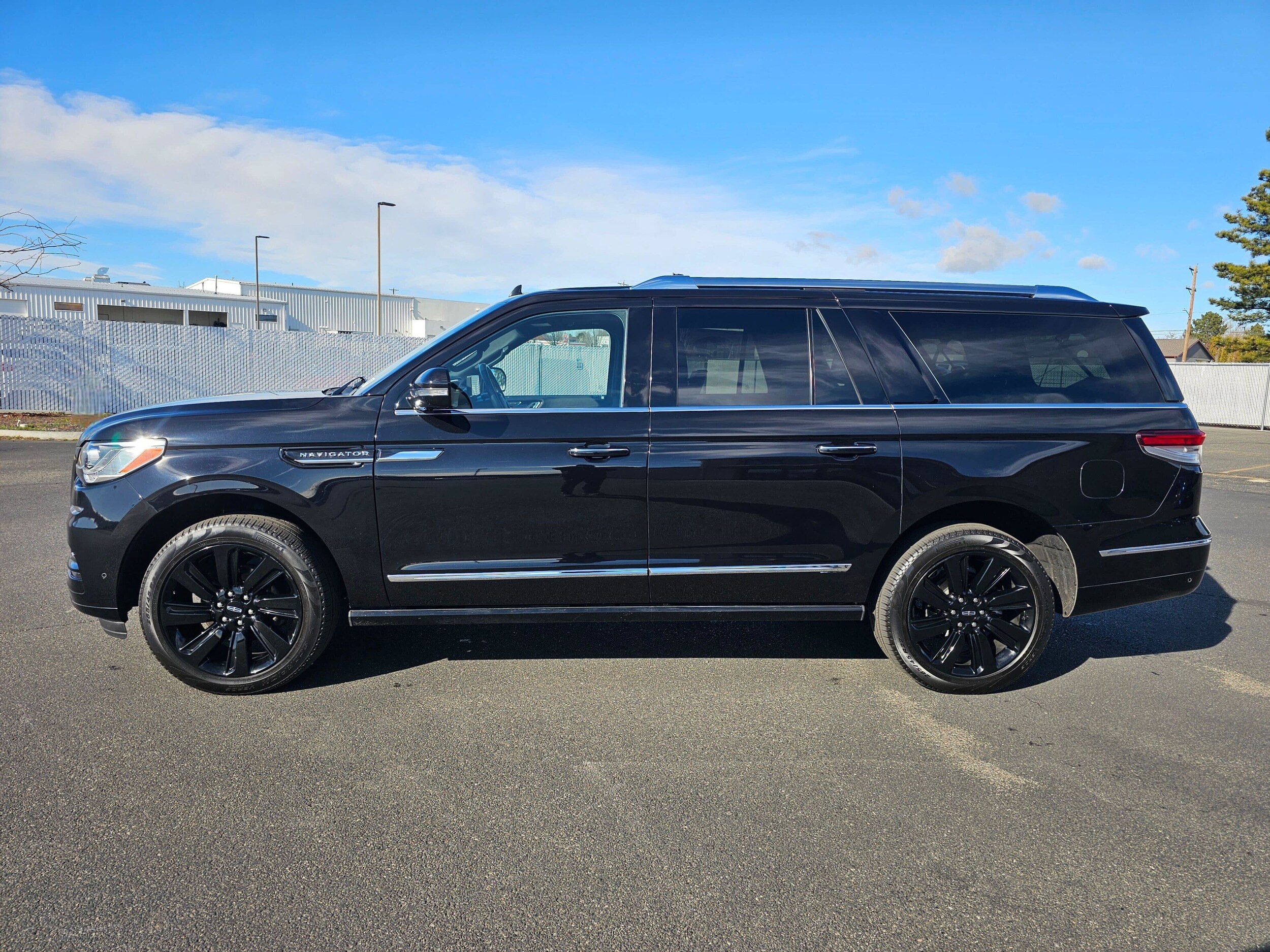 Used 2024 Infinite Black Metallic Clearcoat Lincoln Reserve image 3