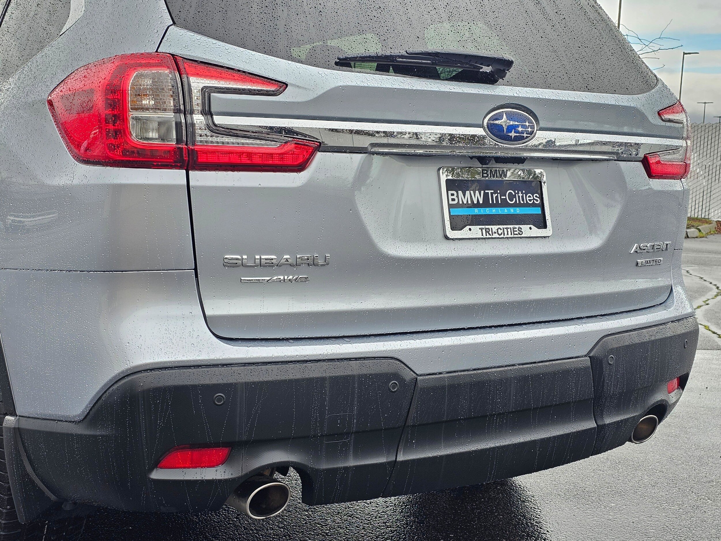 Used 2023 Ice Silver Metallic Subaru Limited image 7