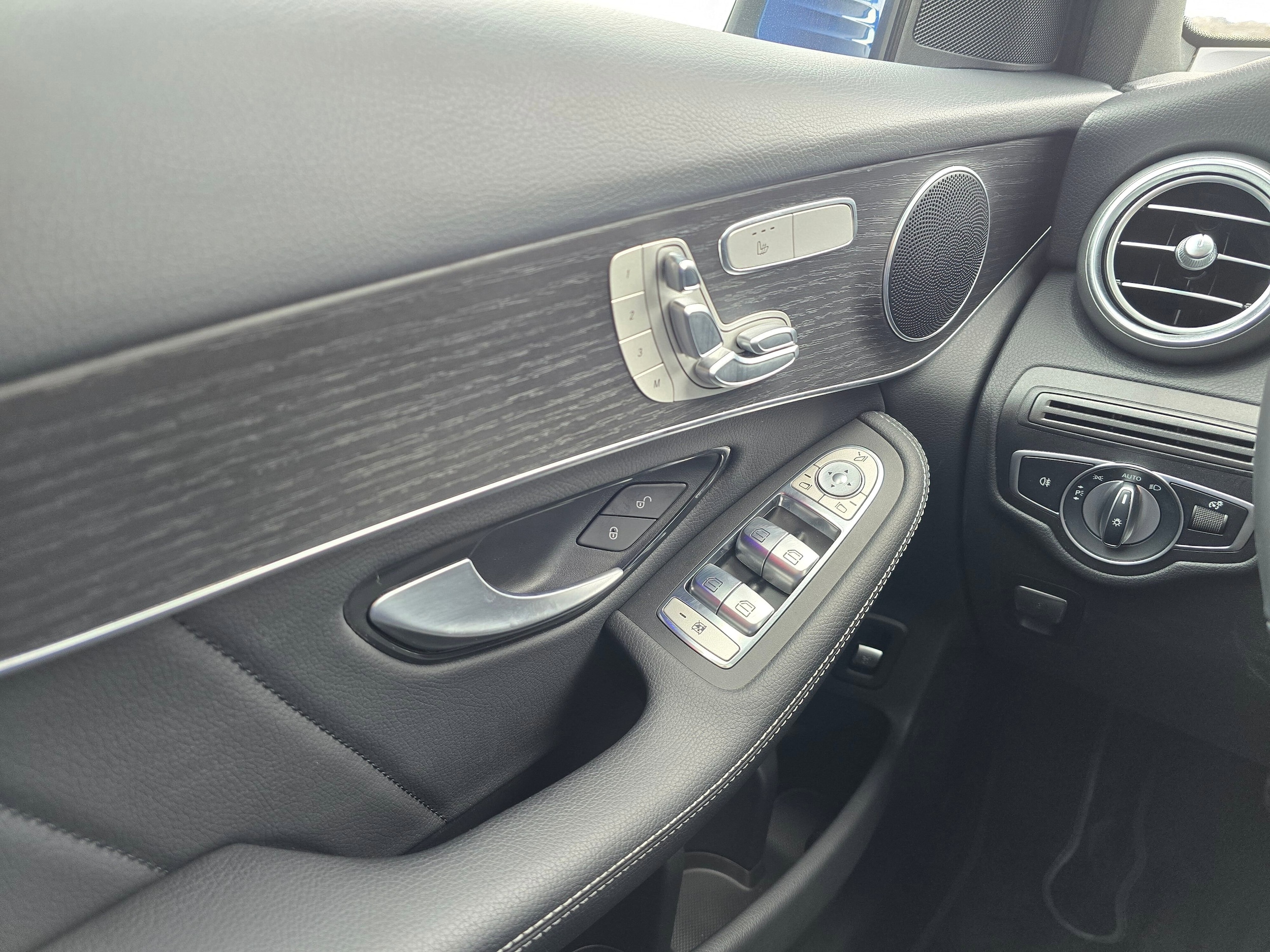 Used 2022 Starling Blue Metallic Mercedes-Benz GLC 300 image 61