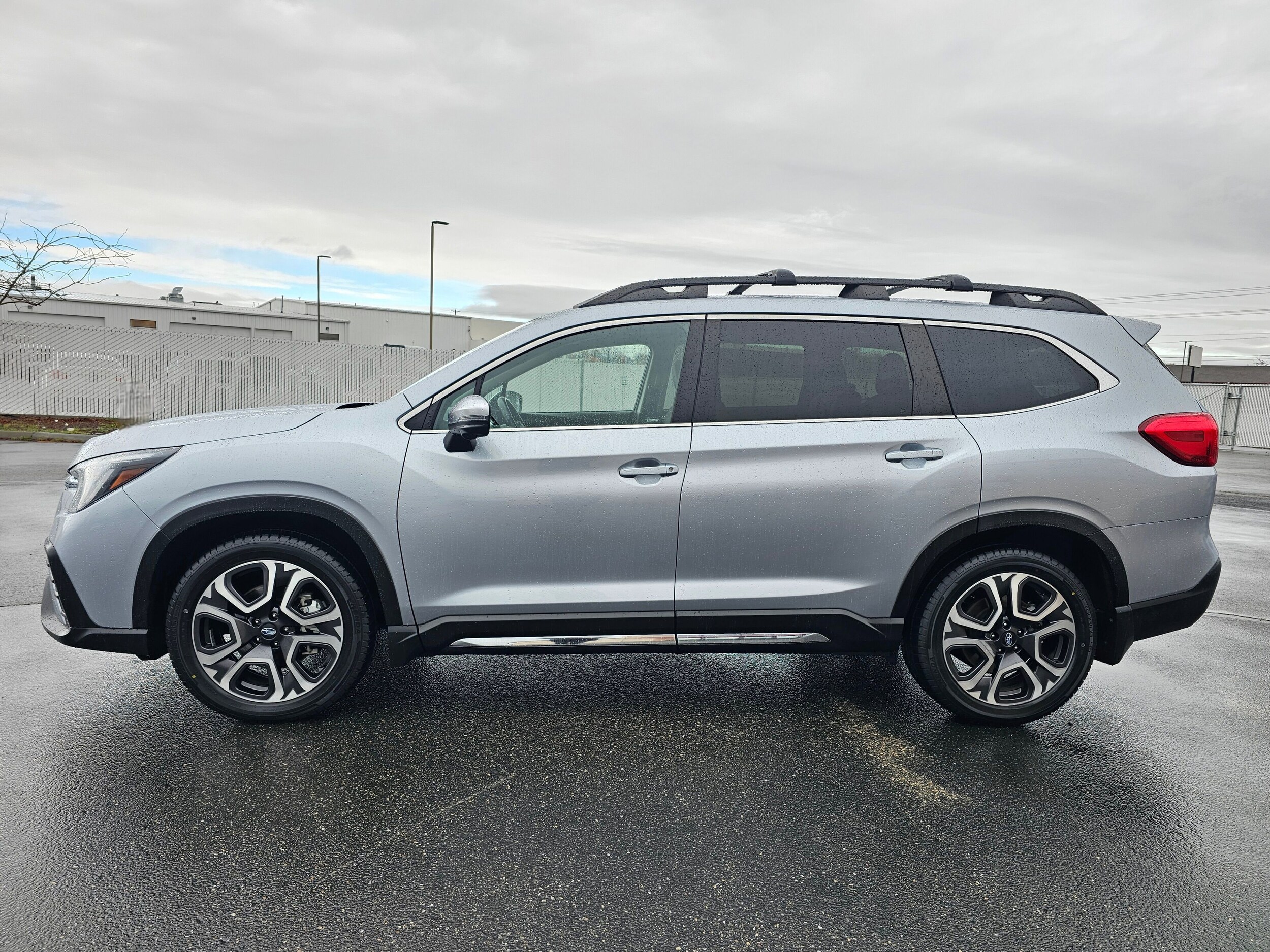 Used 2023 Ice Silver Metallic Subaru Limited image 29