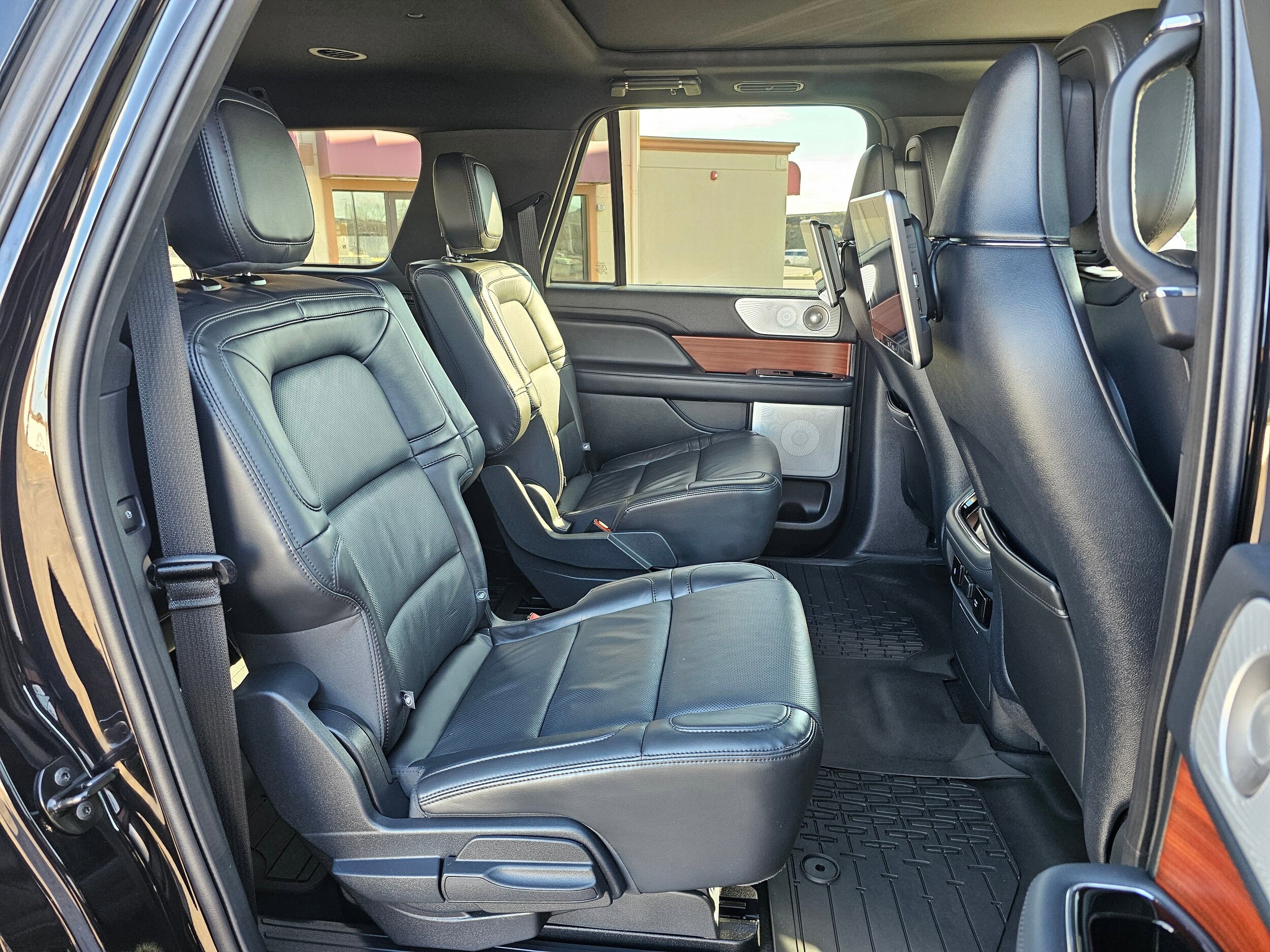 Used 2024 Infinite Black Metallic Clearcoat Lincoln Reserve image 45