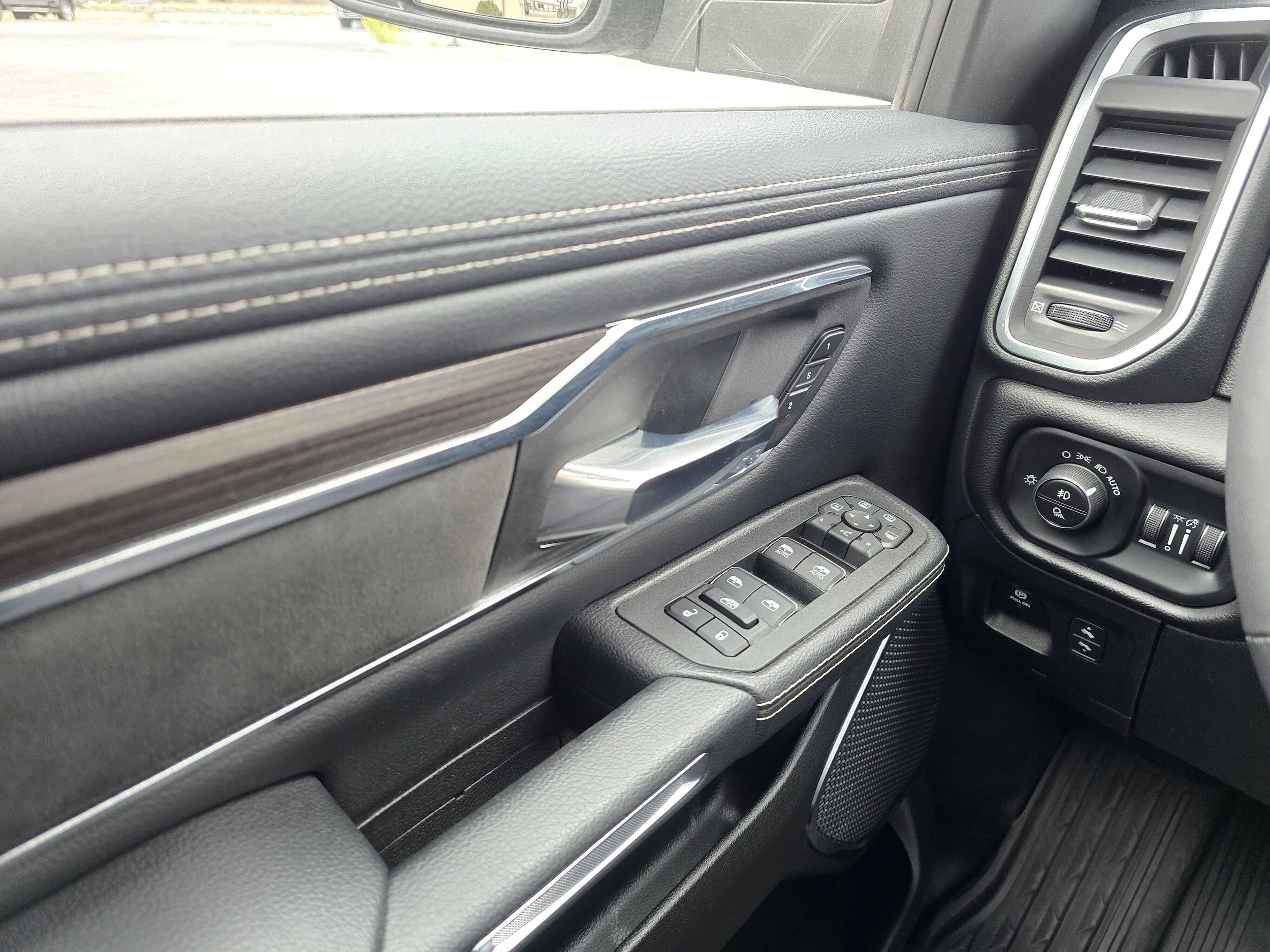 Used 2025 Diamond Black Crystal Pearlcoat Ram Laramie image 30