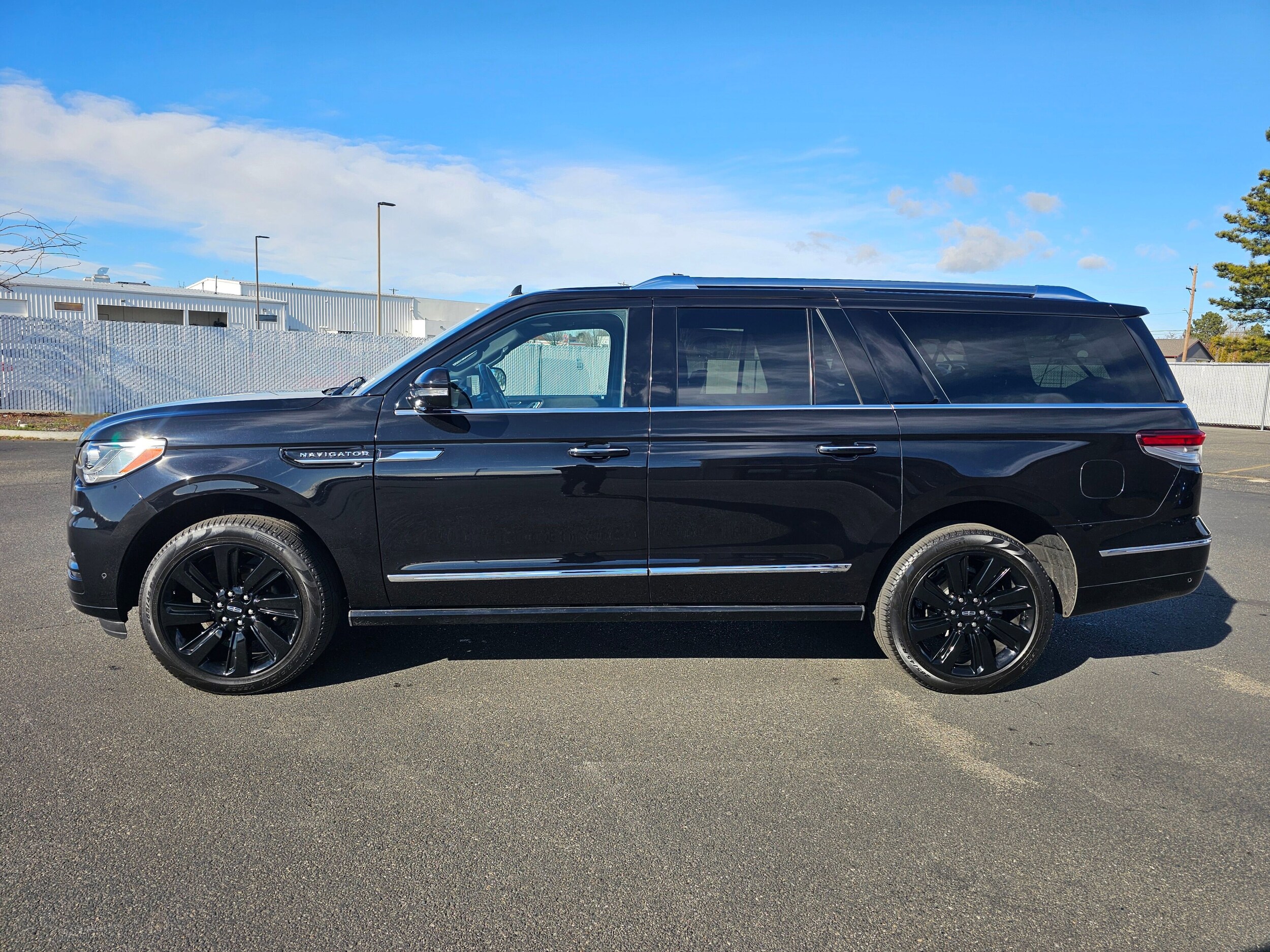 Used 2024 Infinite Black Metallic Clearcoat Lincoln Reserve image 34