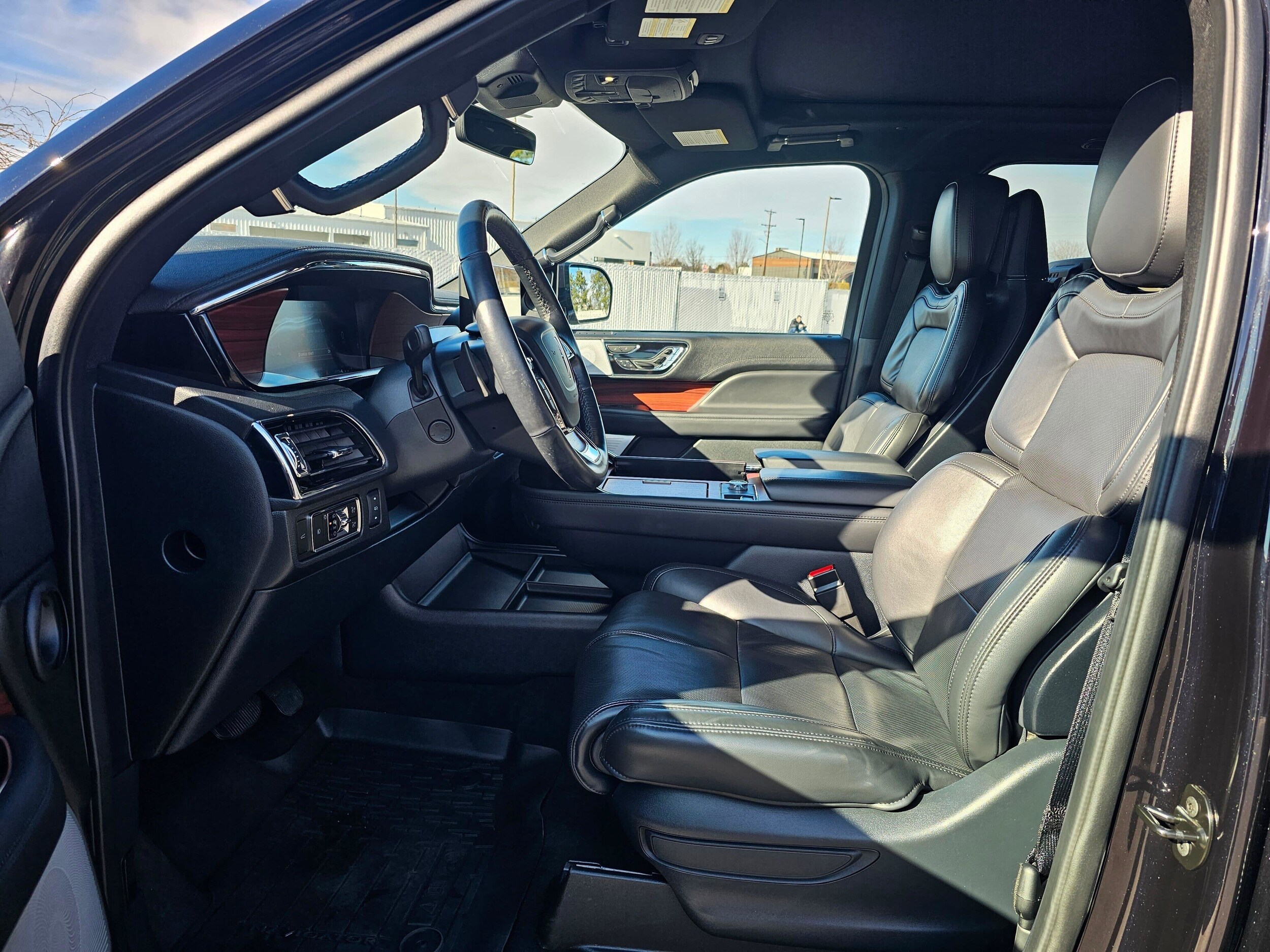 Used 2024 Infinite Black Metallic Clearcoat Lincoln Reserve image 11