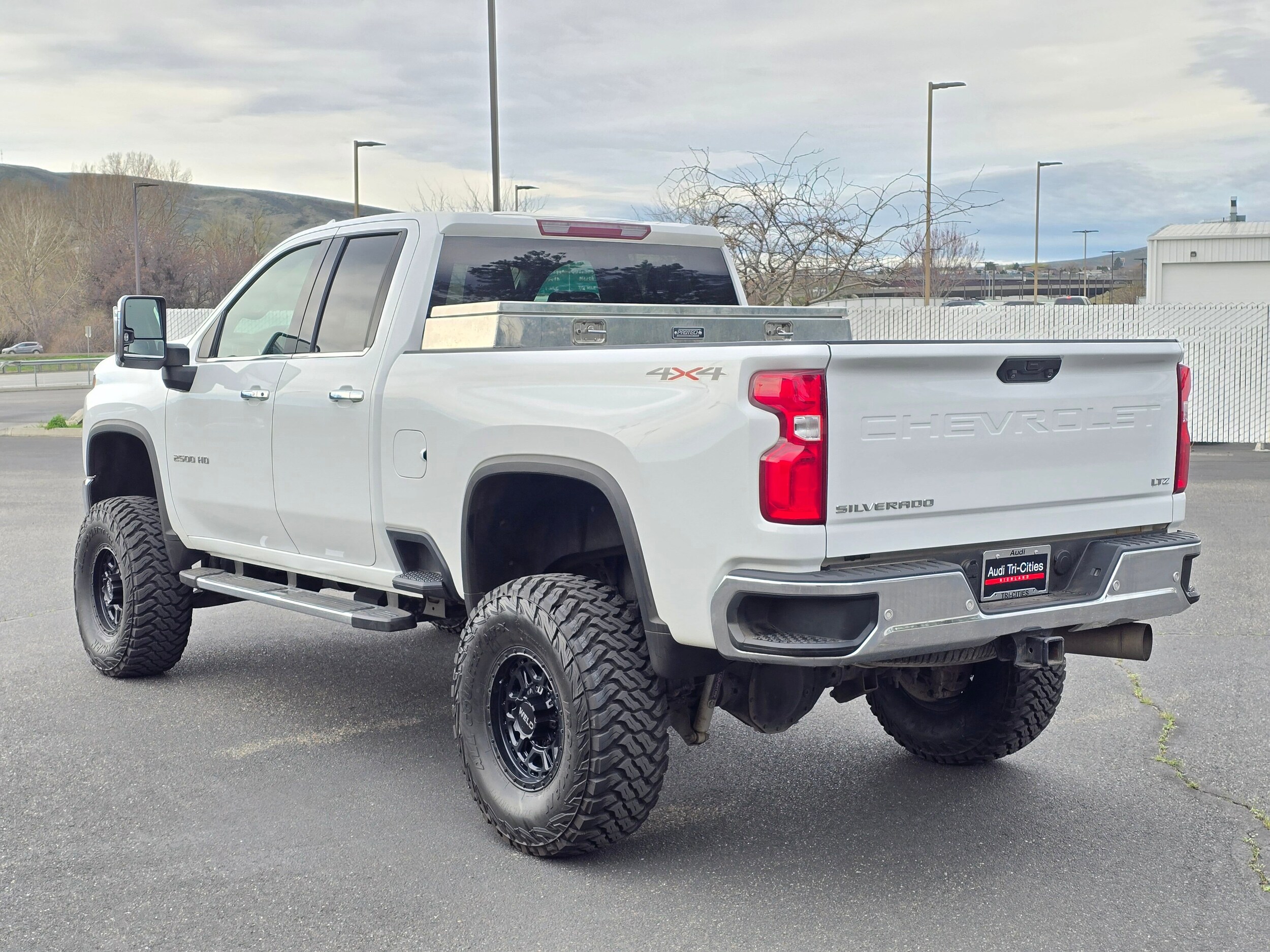 Used 2022 Summit White Chevrolet LTZ image 34