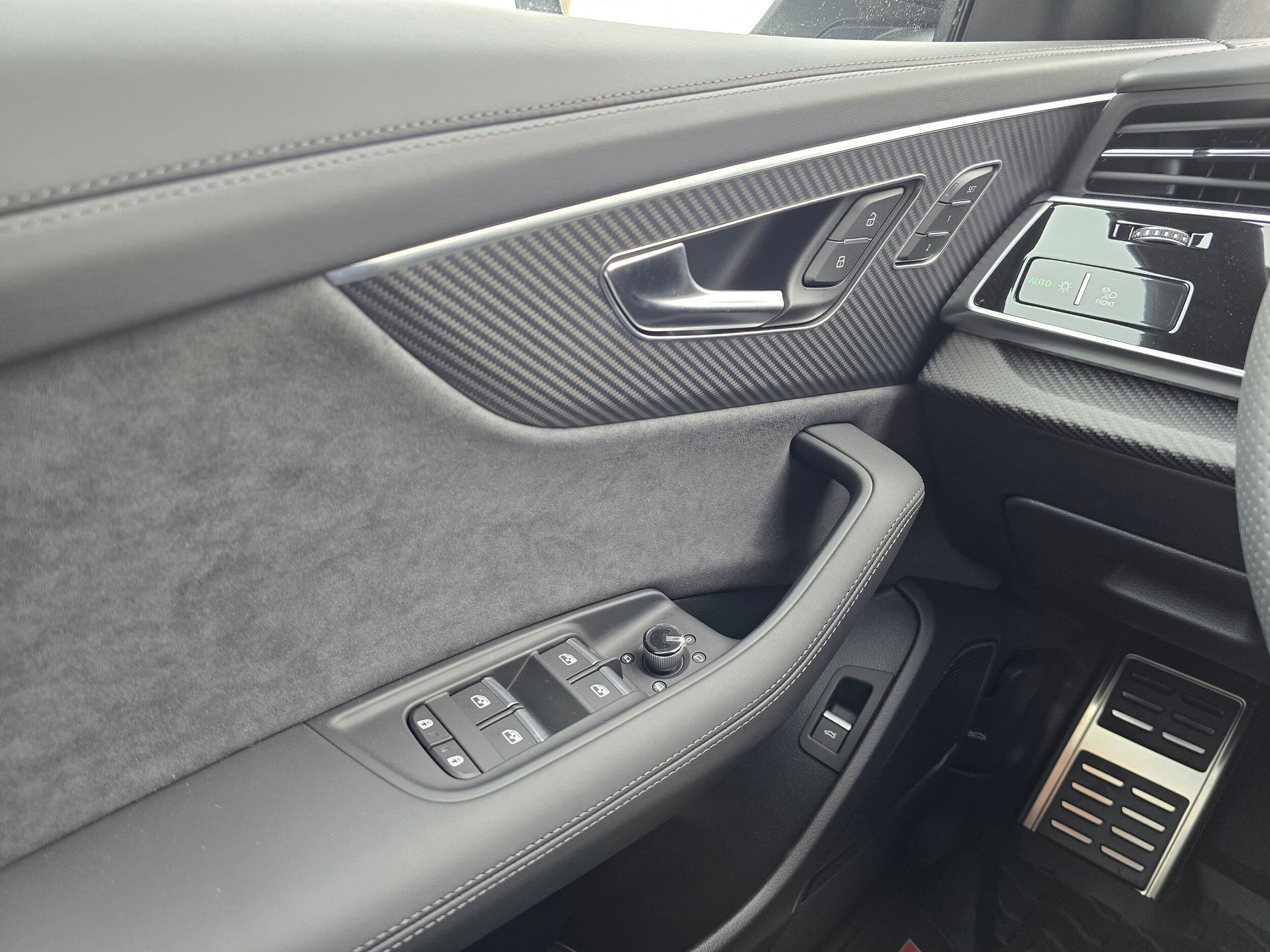 New 2026 Glacier White Audi 4.0T performance image 28