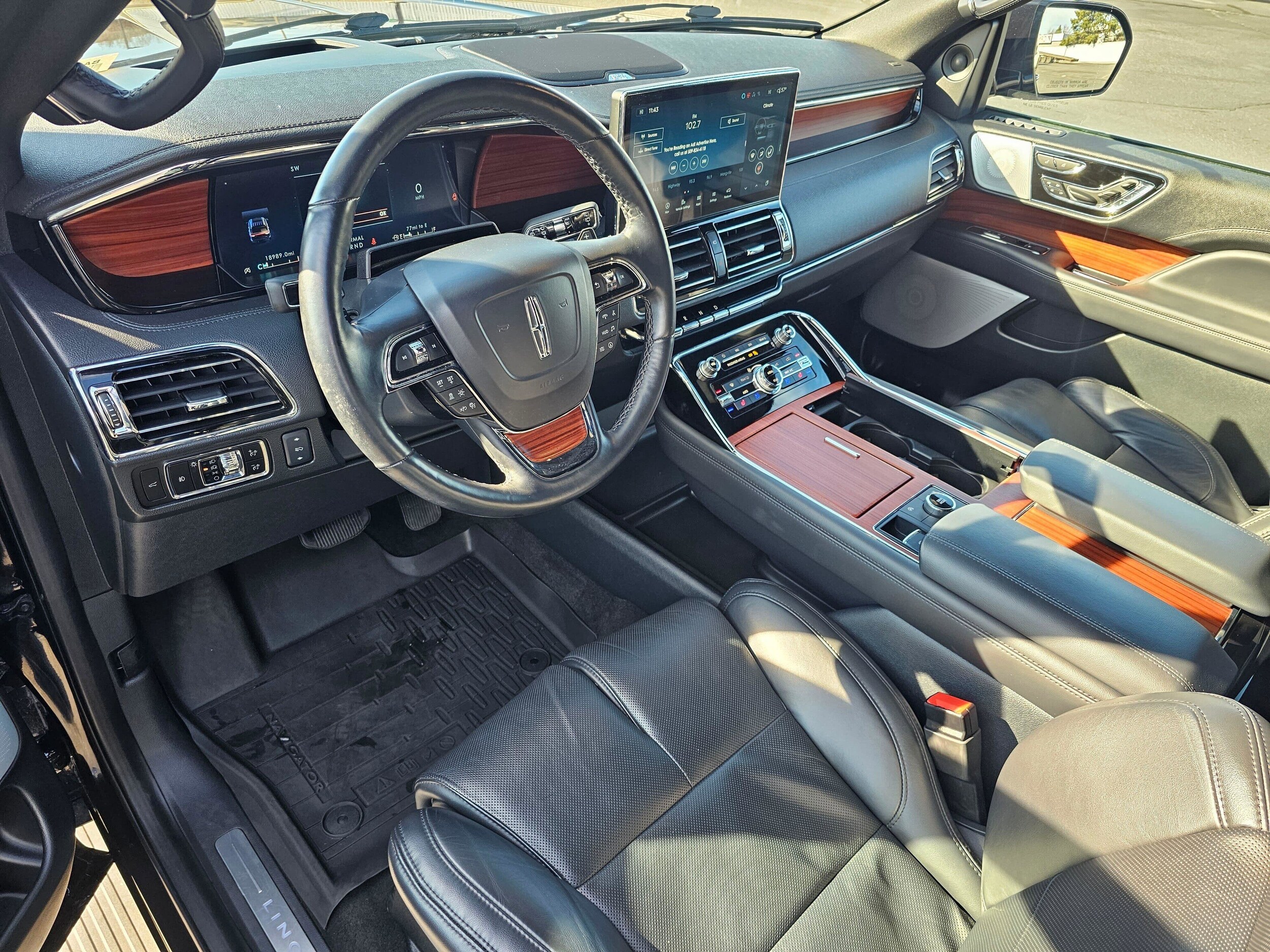 Used 2024 Infinite Black Metallic Clearcoat Lincoln Reserve image 2