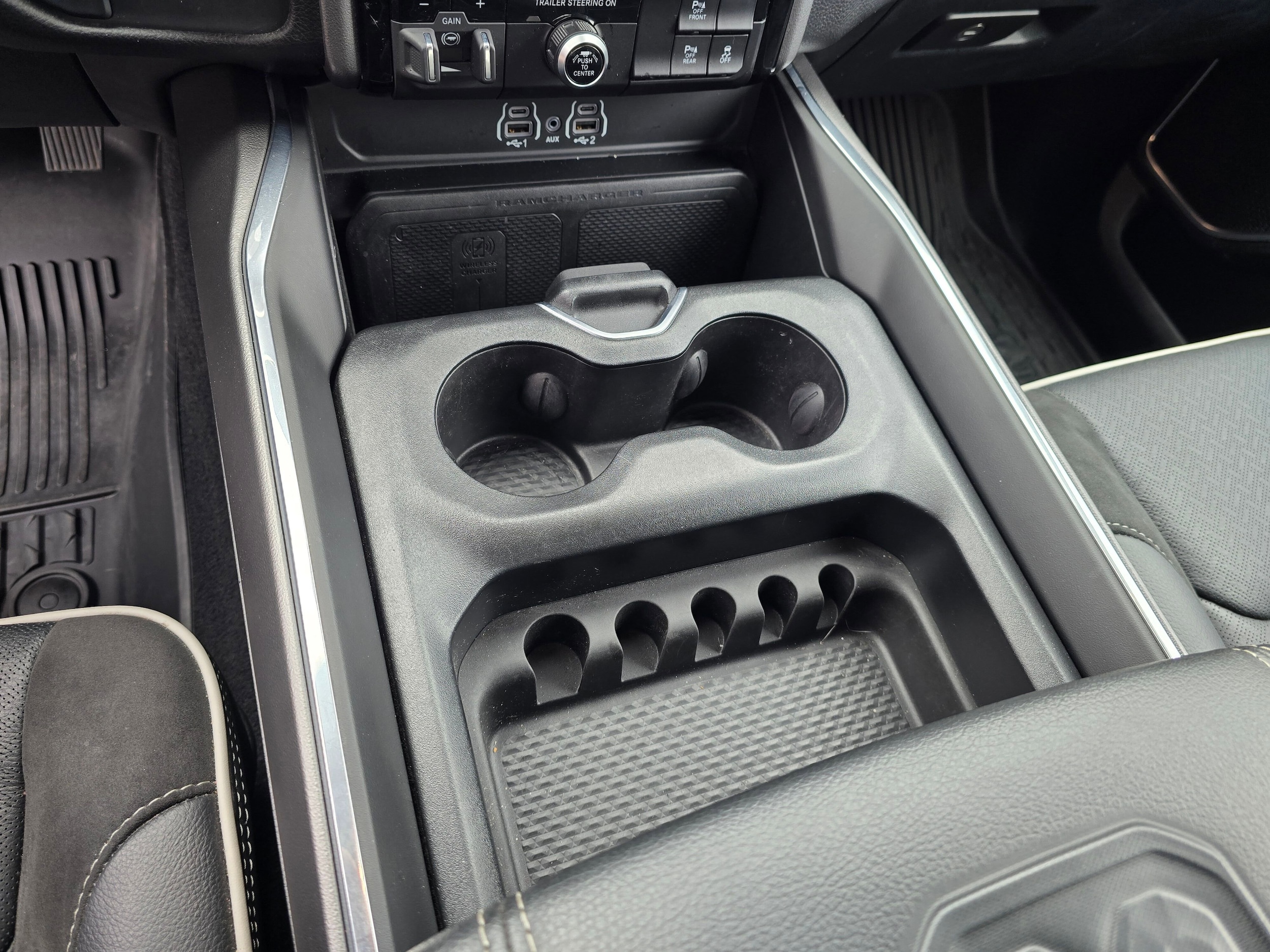 Used 2025 Diamond Black Crystal Pearlcoat Ram Laramie image 57